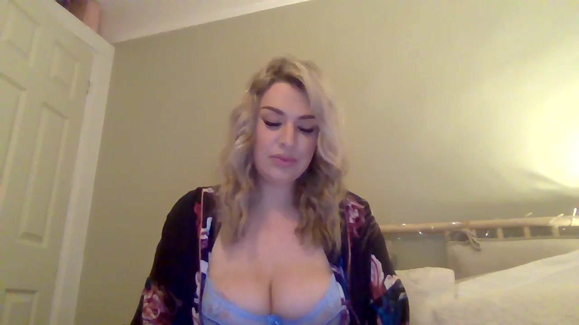 Gallery image thumbnail from Roxy_Reveals's myfreecams stream on, 04/15/2025, 20:37 image 6 of 20