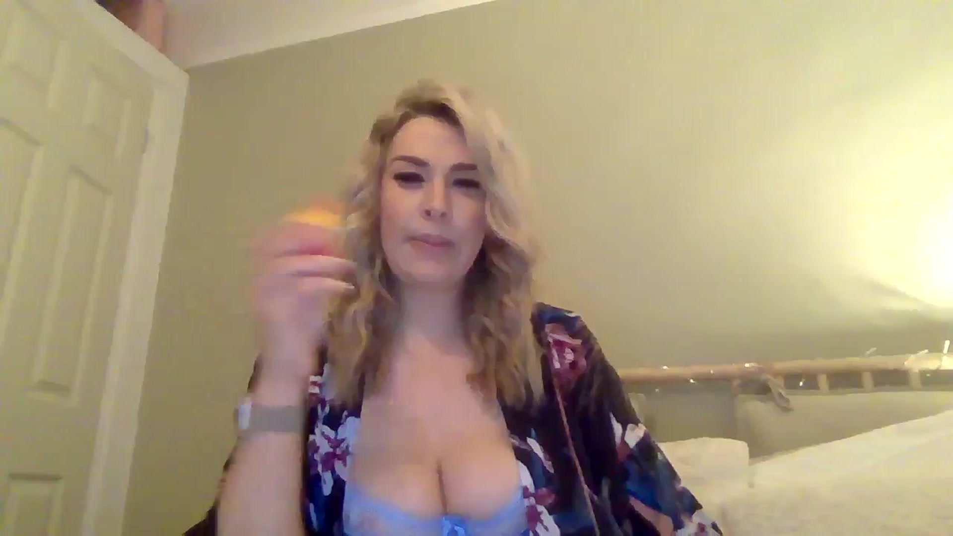 Gallery image thumbnail from Roxy_Reveals's myfreecams stream on, 04/15/2025, 20:37 image 3 of 20