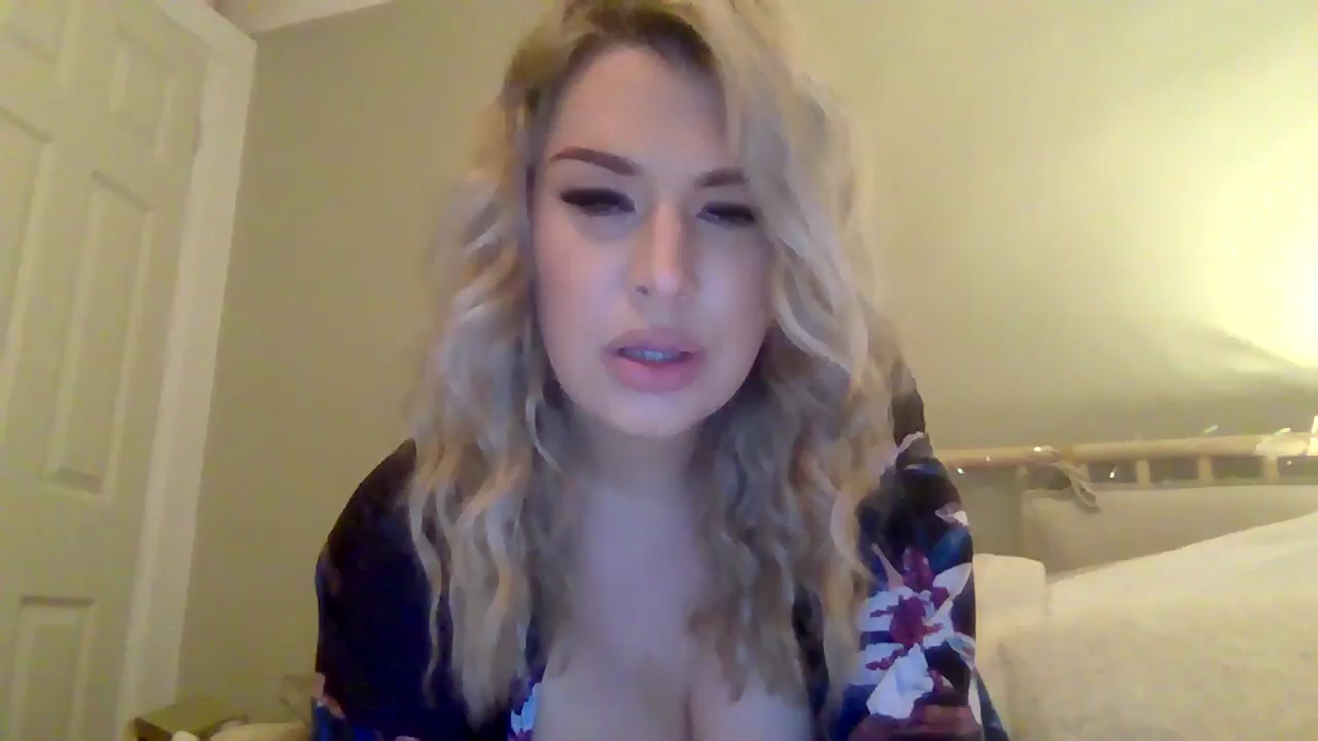 Gallery image thumbnail from Roxy_Reveals's myfreecams stream on, 04/15/2025, 20:37 image 2 of 20