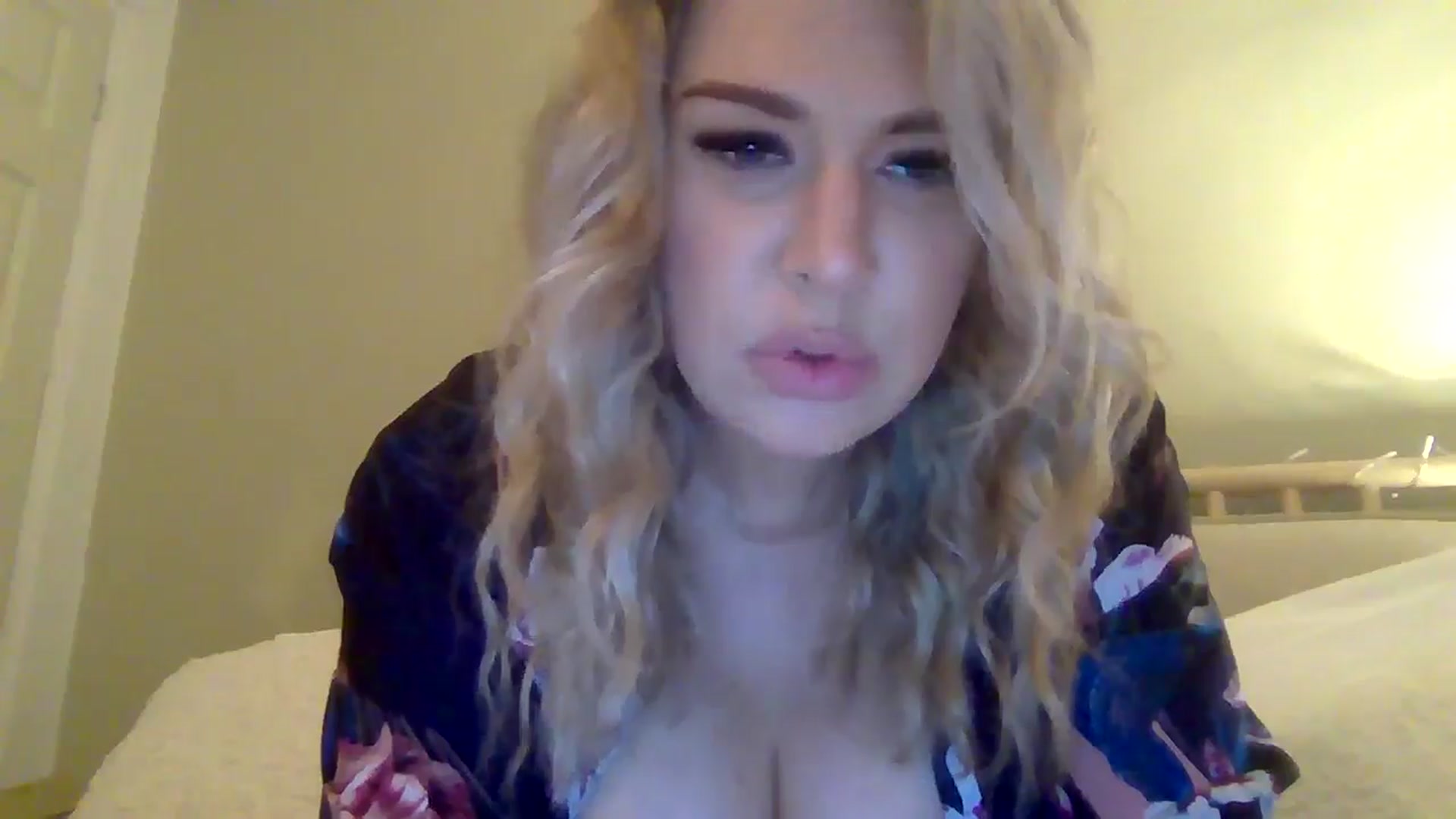 Gallery image thumbnail from Roxy_Reveals's myfreecams stream on, 04/15/2025, 21:32 image 6 of 20