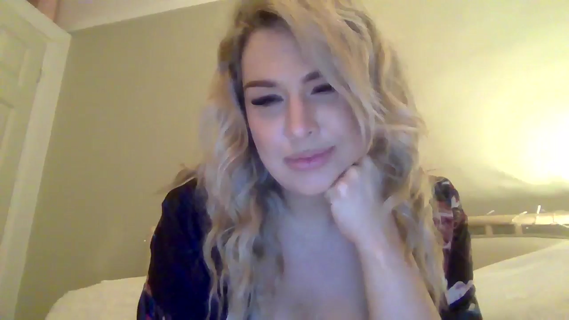 Gallery image thumbnail from Roxy_Reveals's myfreecams stream on, 04/15/2025, 21:32 image 16 of 20