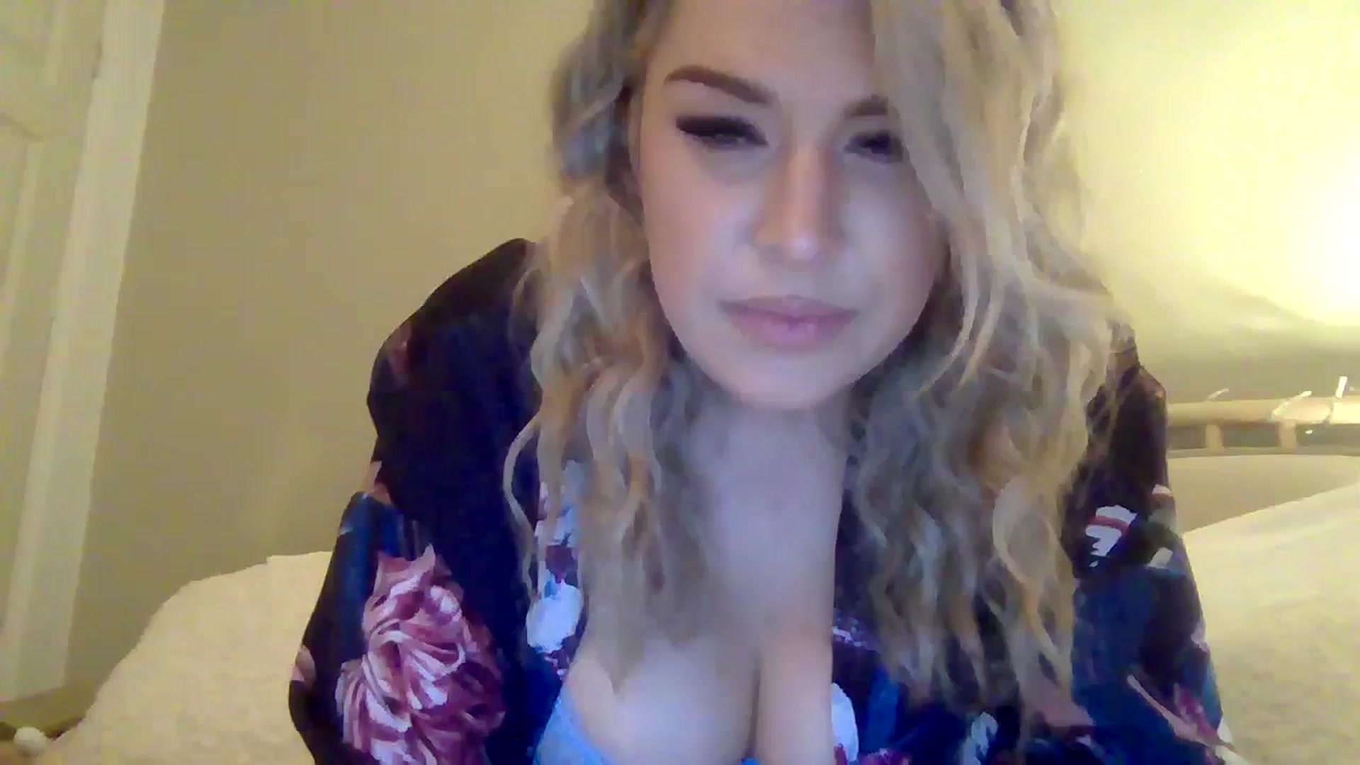 Gallery image thumbnail from Roxy_Reveals's myfreecams stream on, 04/15/2025, 21:32 image 13 of 20