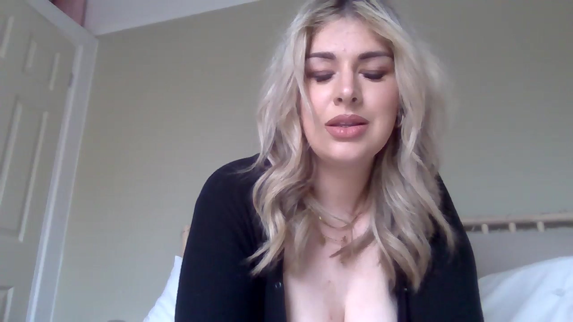 Gallery image thumbnail from Roxy_Reveals's myfreecams stream on, 04/26/2025, 13:46 image 4 of 20