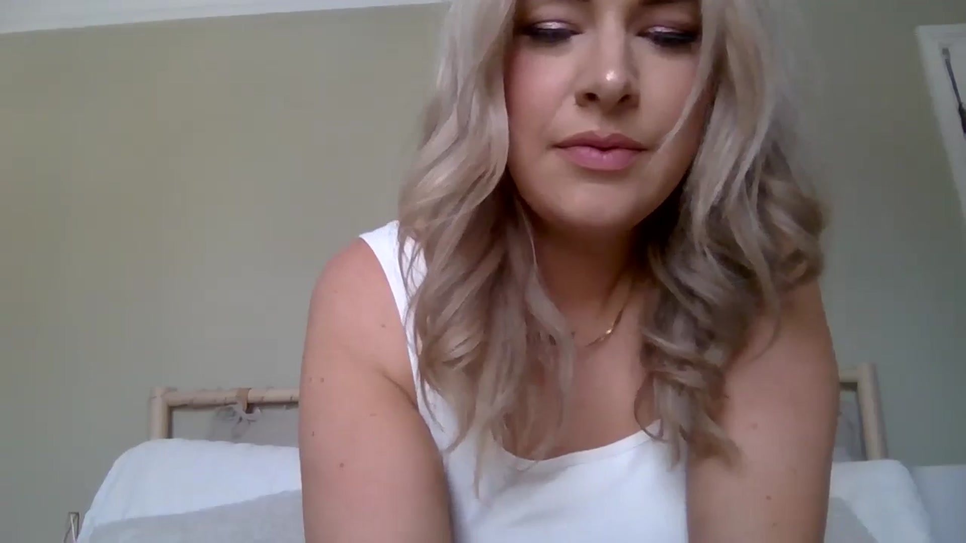 Gallery image thumbnail from Roxy_Reveals's myfreecams stream on, 05/16/2025, 13:48 image 18 of 20
