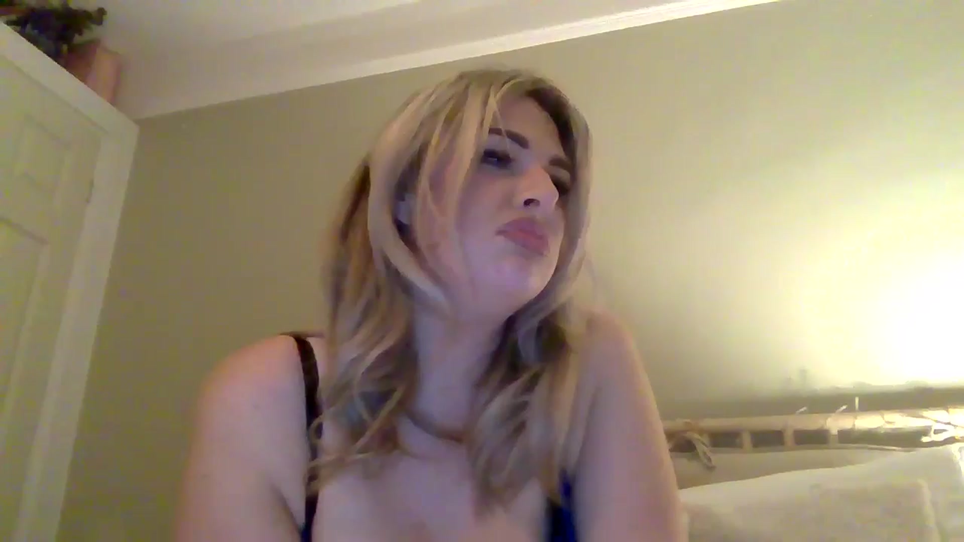 Gallery image thumbnail from Roxy_Reveals's myfreecams stream on, 05/26/2025, 23:25 image 8 of 20