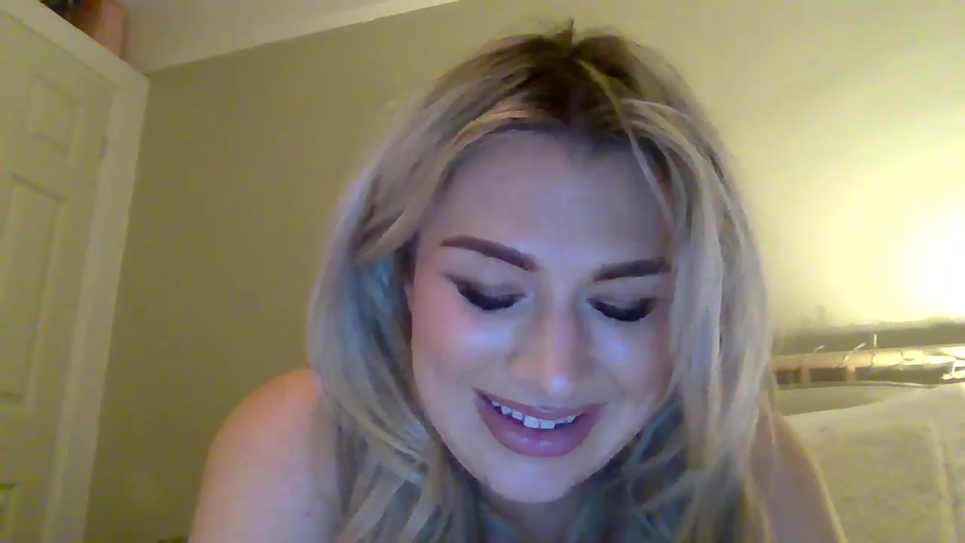 Gallery image thumbnail from Roxy_Reveals's myfreecams stream on, 05/26/2025, 23:25 image 18 of 20
