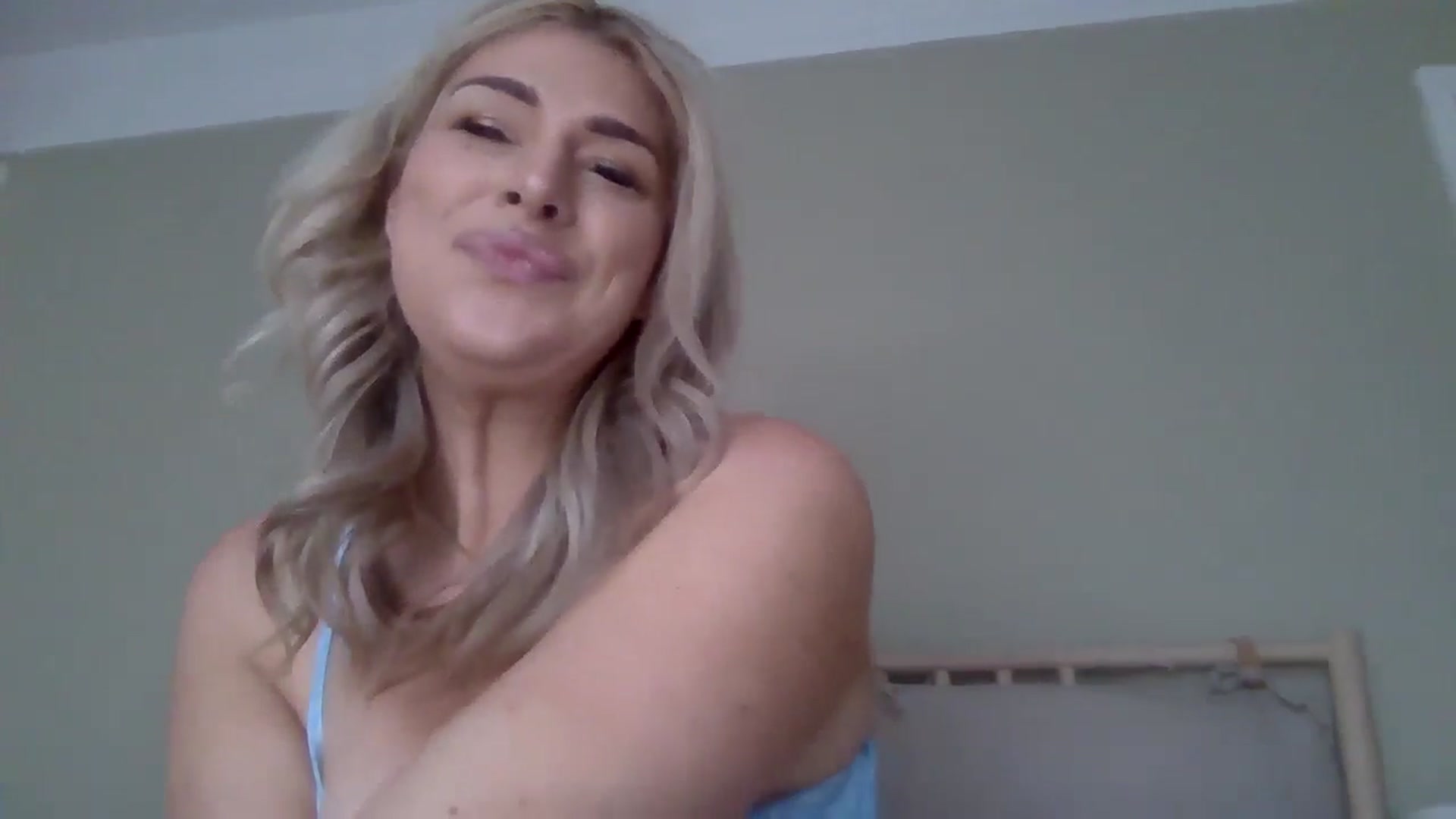 Gallery image thumbnail from Roxy_Reveals's myfreecams stream on, 06/02/2025, 09:53 image 12 of 20