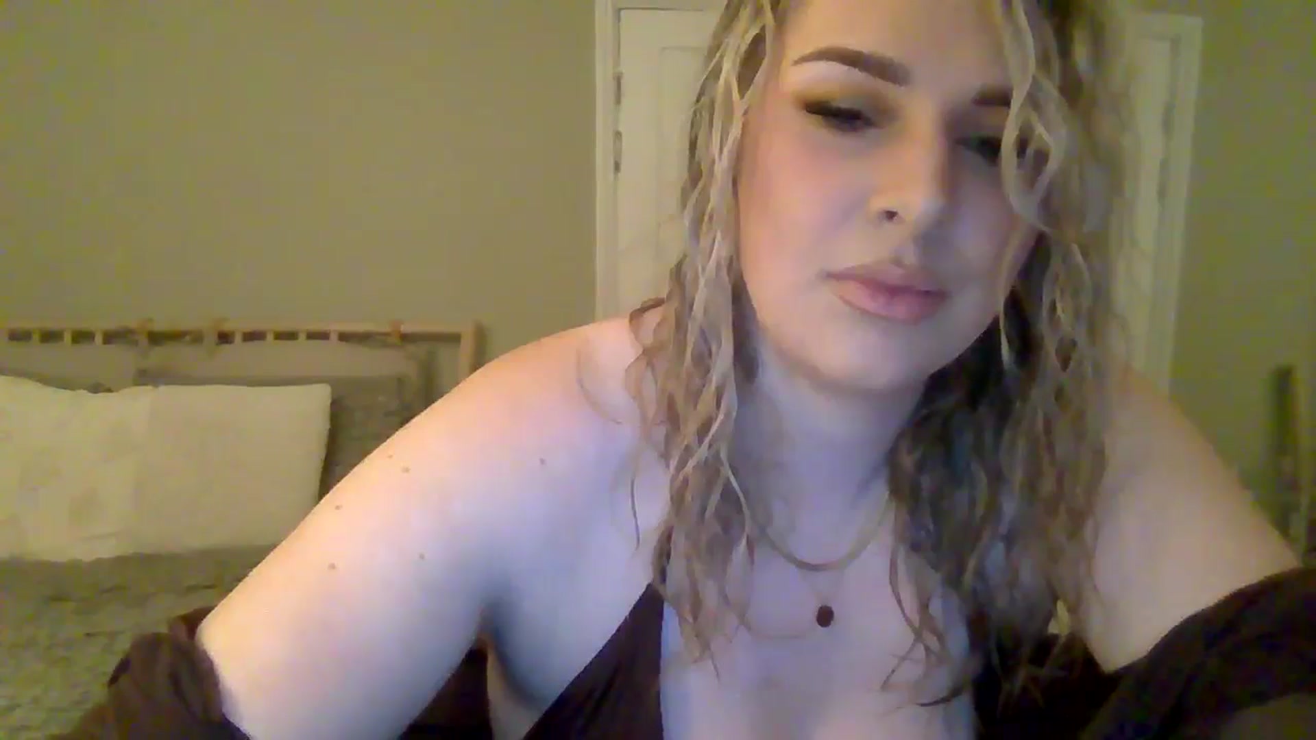 Gallery image thumbnail from Roxy_Reveals's myfreecams stream on, 06/12/2025, 22:05 image 7 of 20