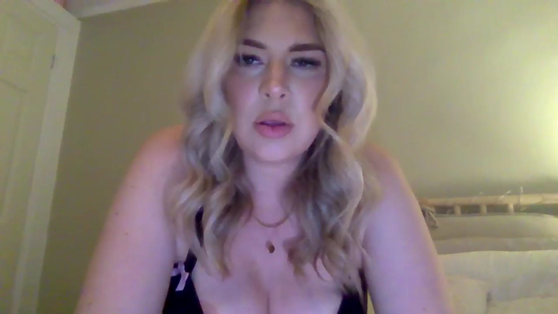 Gallery image thumbnail from Roxy_Reveals's myfreecams stream on, 07/06/2025, 19:45 image 11 of 20