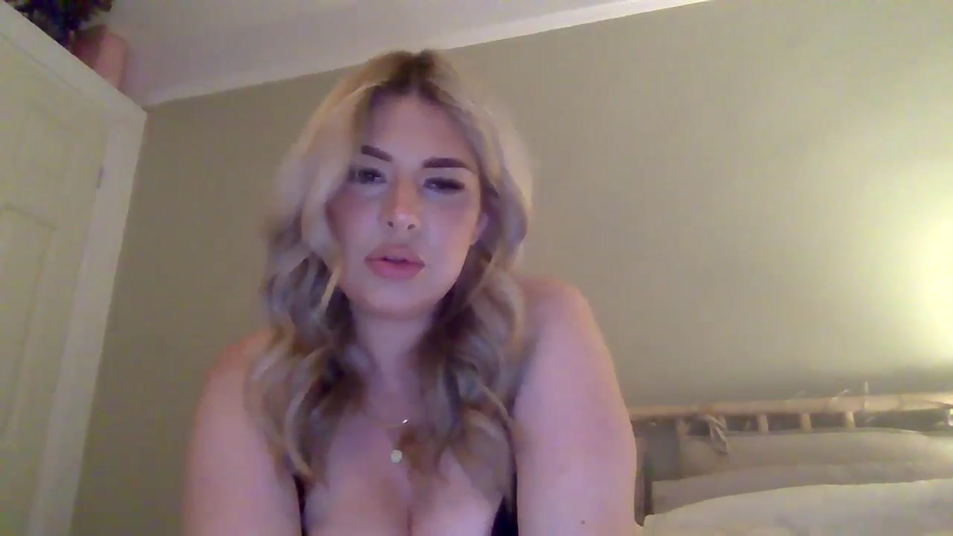 Gallery image thumbnail from Roxy_Reveals's myfreecams stream on, 07/06/2025, 19:45 image 4 of 20
