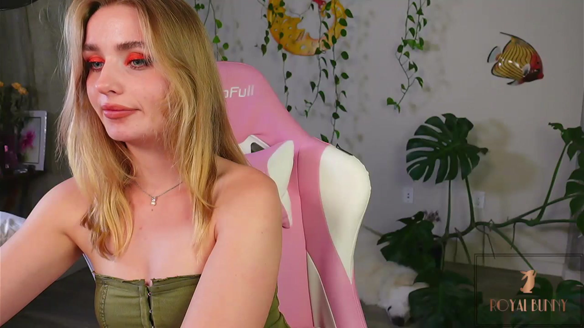 Gallery image thumbnail from RoyalBunny's myfreecams stream on, 06/30/2023, 07:24 image 2 of 20
