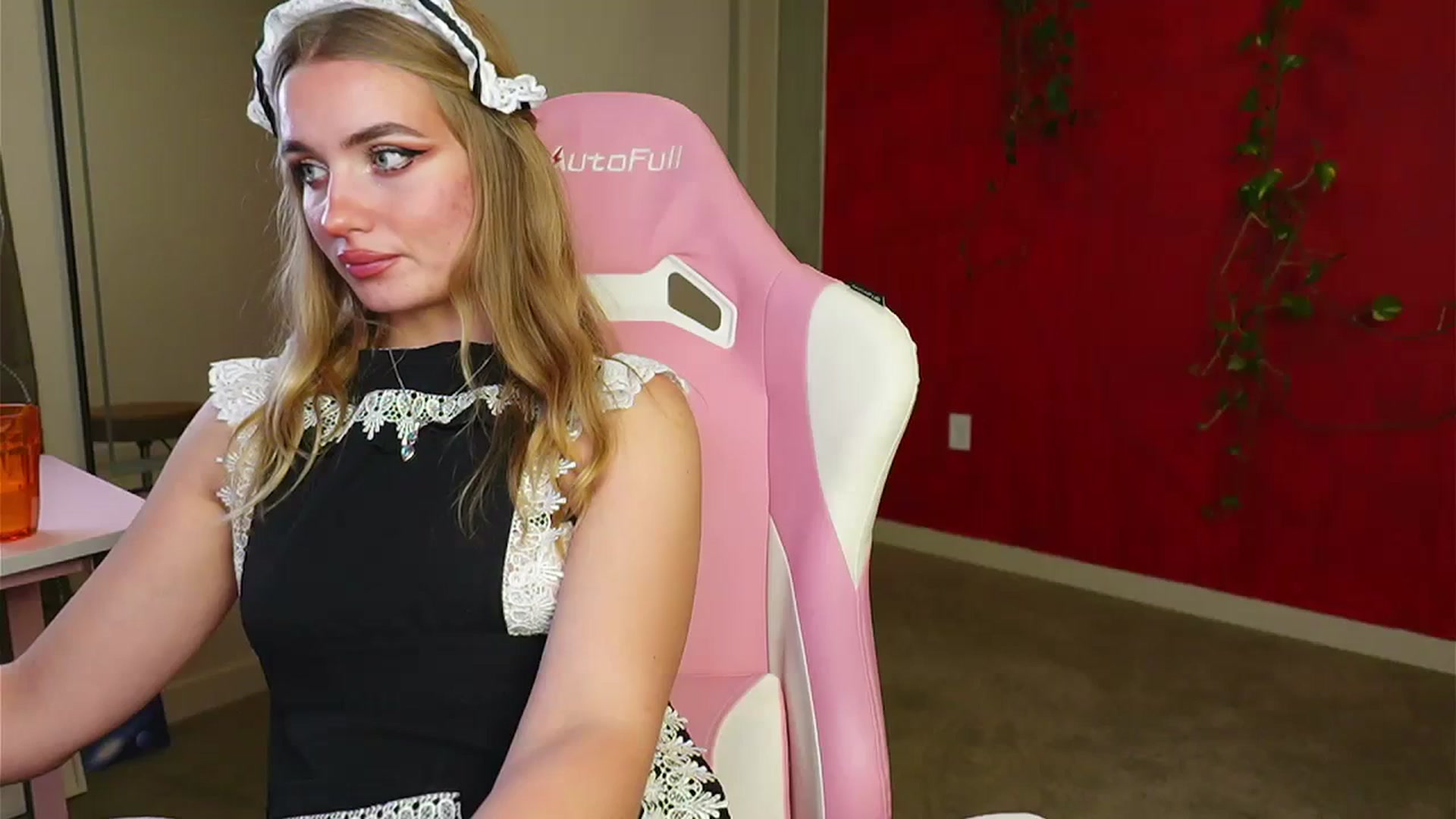 Gallery image thumbnail from RoyalBunny's myfreecams stream on, 10/11/2023, 09:12 image 7 of 20