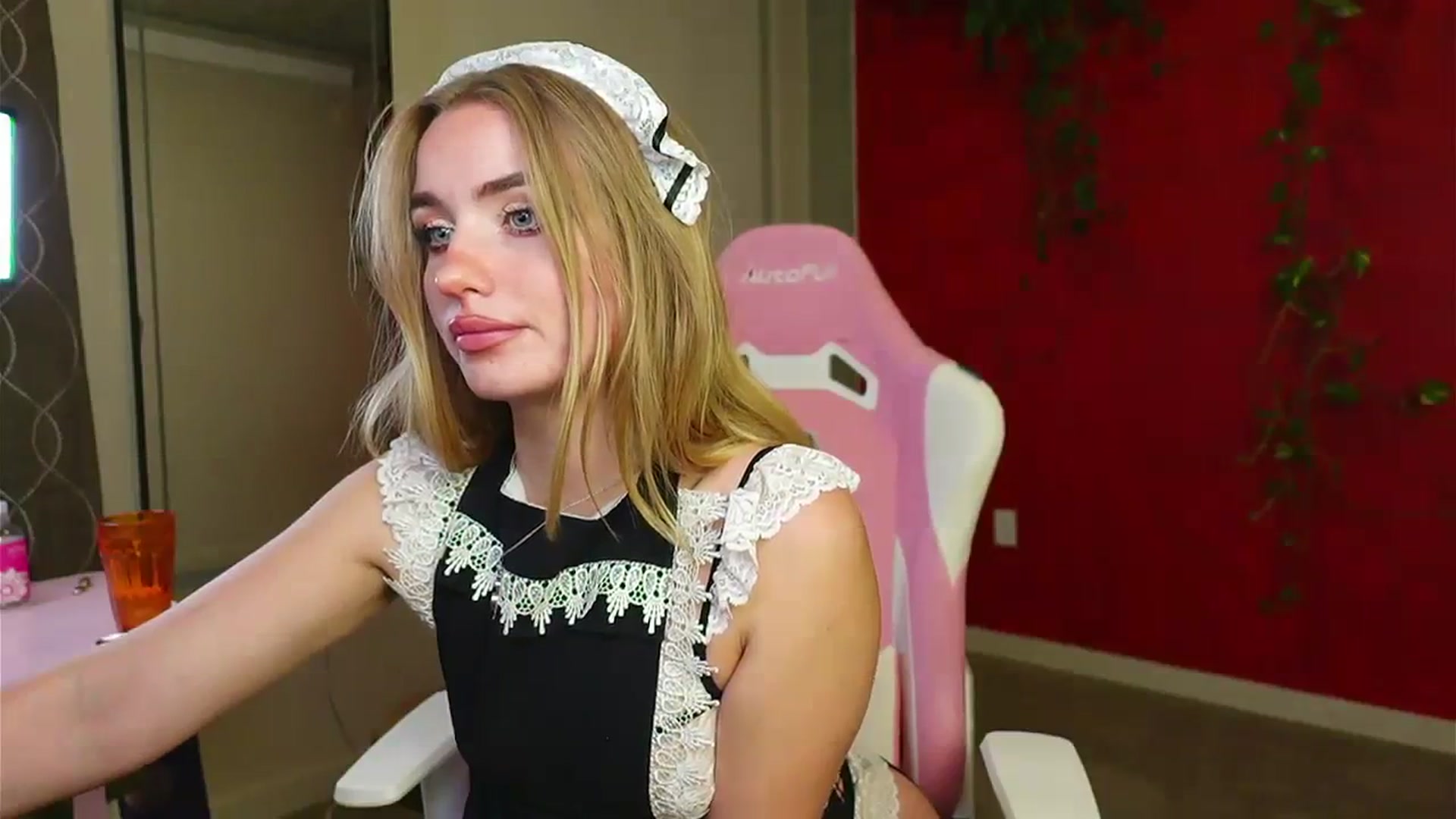 Gallery image thumbnail from RoyalBunny's myfreecams stream on, 10/11/2023, 09:12 image 18 of 20