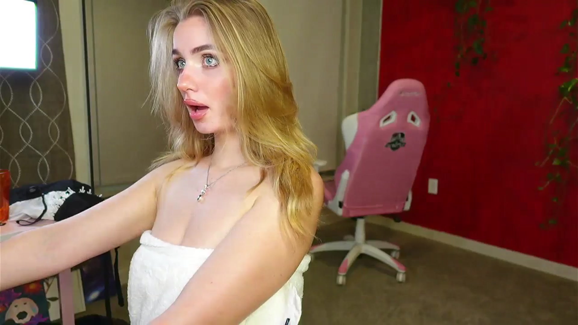 Gallery image thumbnail from RoyalBunny's myfreecams stream on, 10/11/2023, 12:46 image 10 of 20