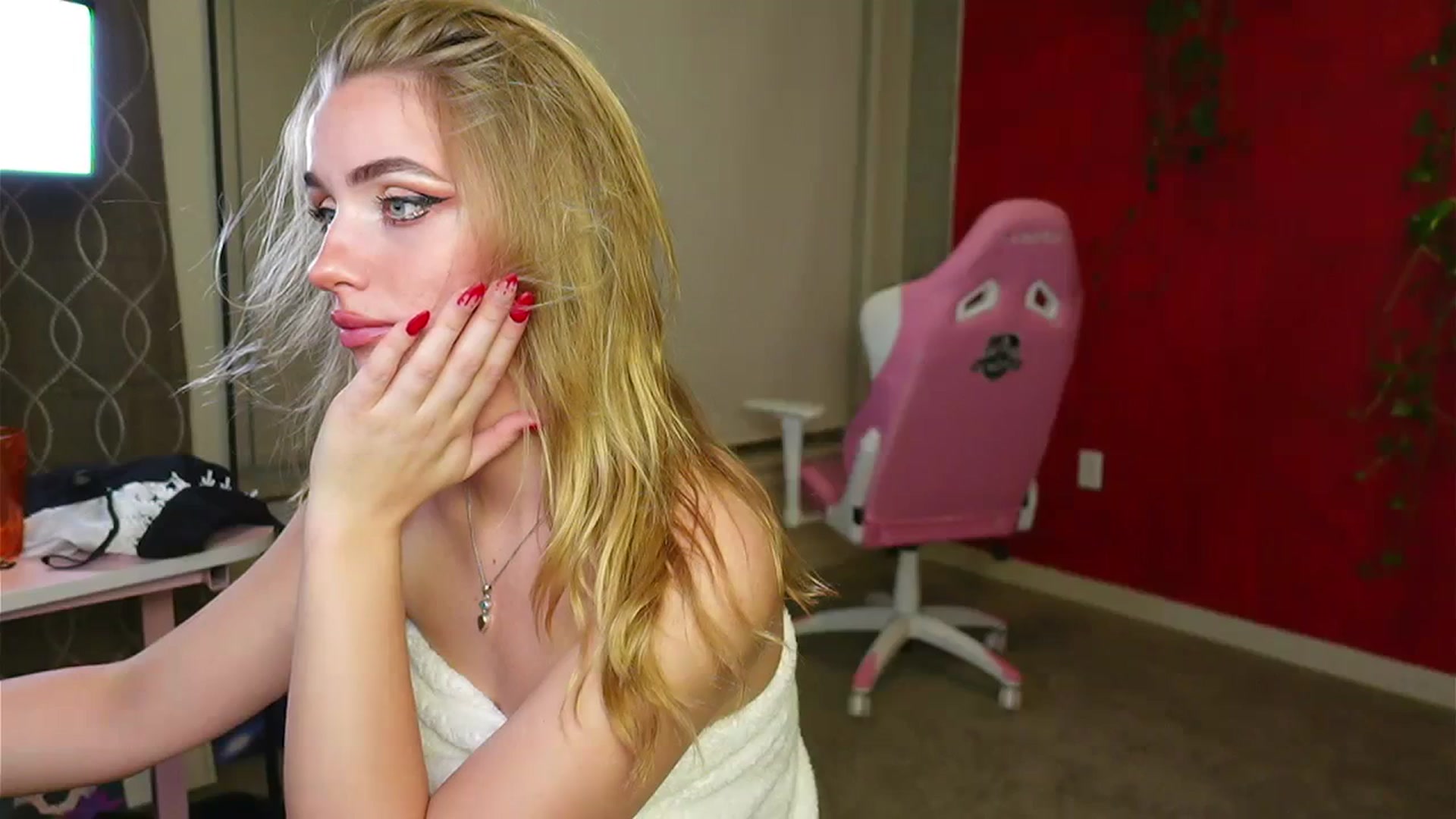 Gallery image thumbnail from RoyalBunny's myfreecams stream on, 10/11/2023, 12:46 image 8 of 20