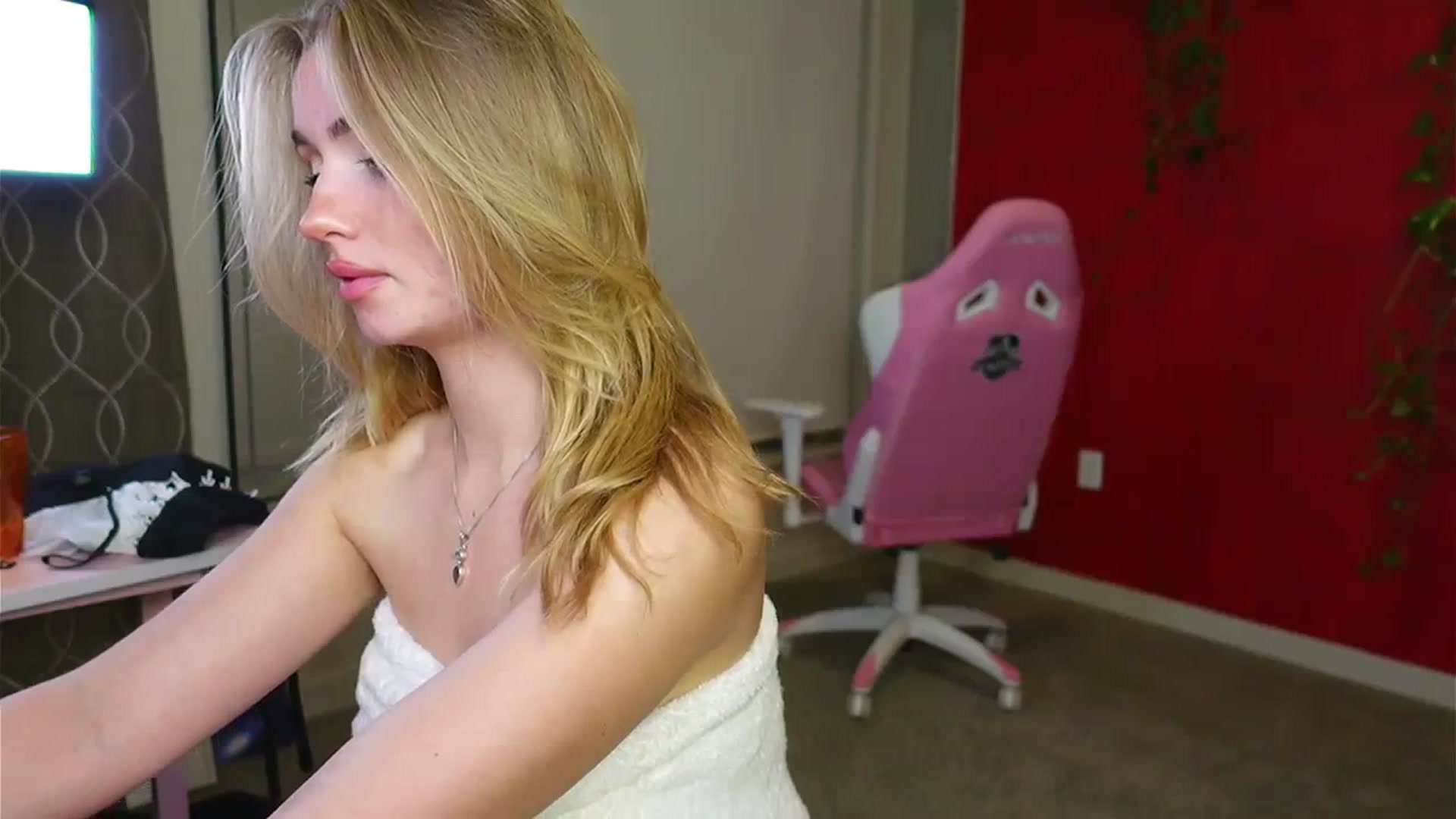Gallery image thumbnail from RoyalBunny's myfreecams stream on, 10/11/2023, 12:46 image 7 of 20