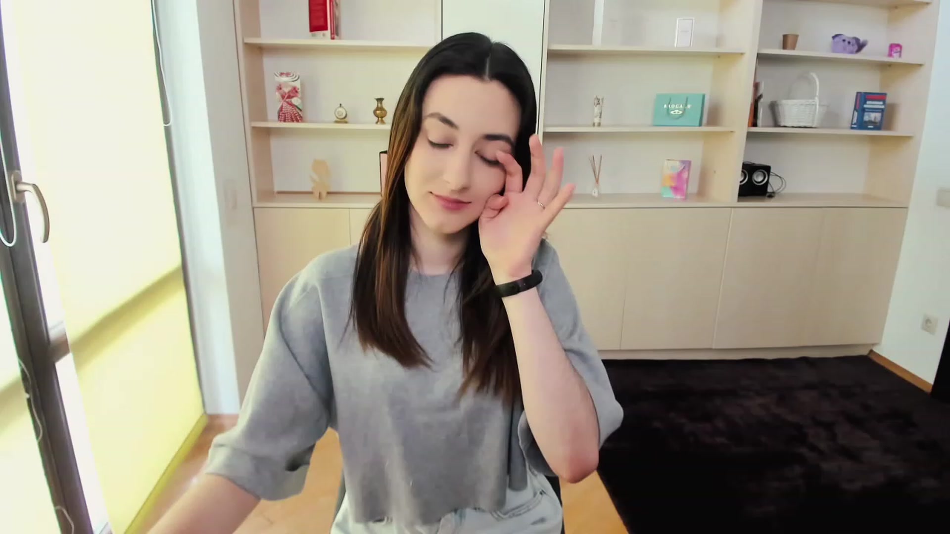 Gallery image thumbnail from RoyalKitten's myfreecams stream on, 05/04/2023, 09:31 image 15 of 20