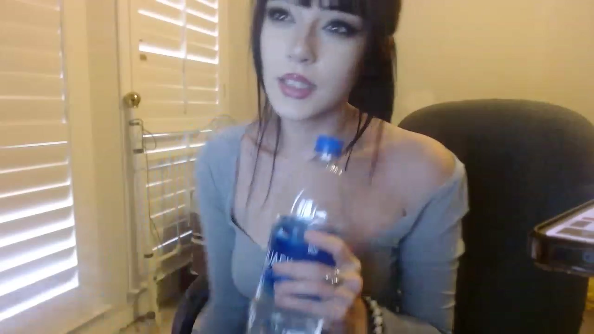 Gallery image thumbnail from Royalfwush's myfreecams stream on, 11/15/2022, 17:07 image 13 of 20