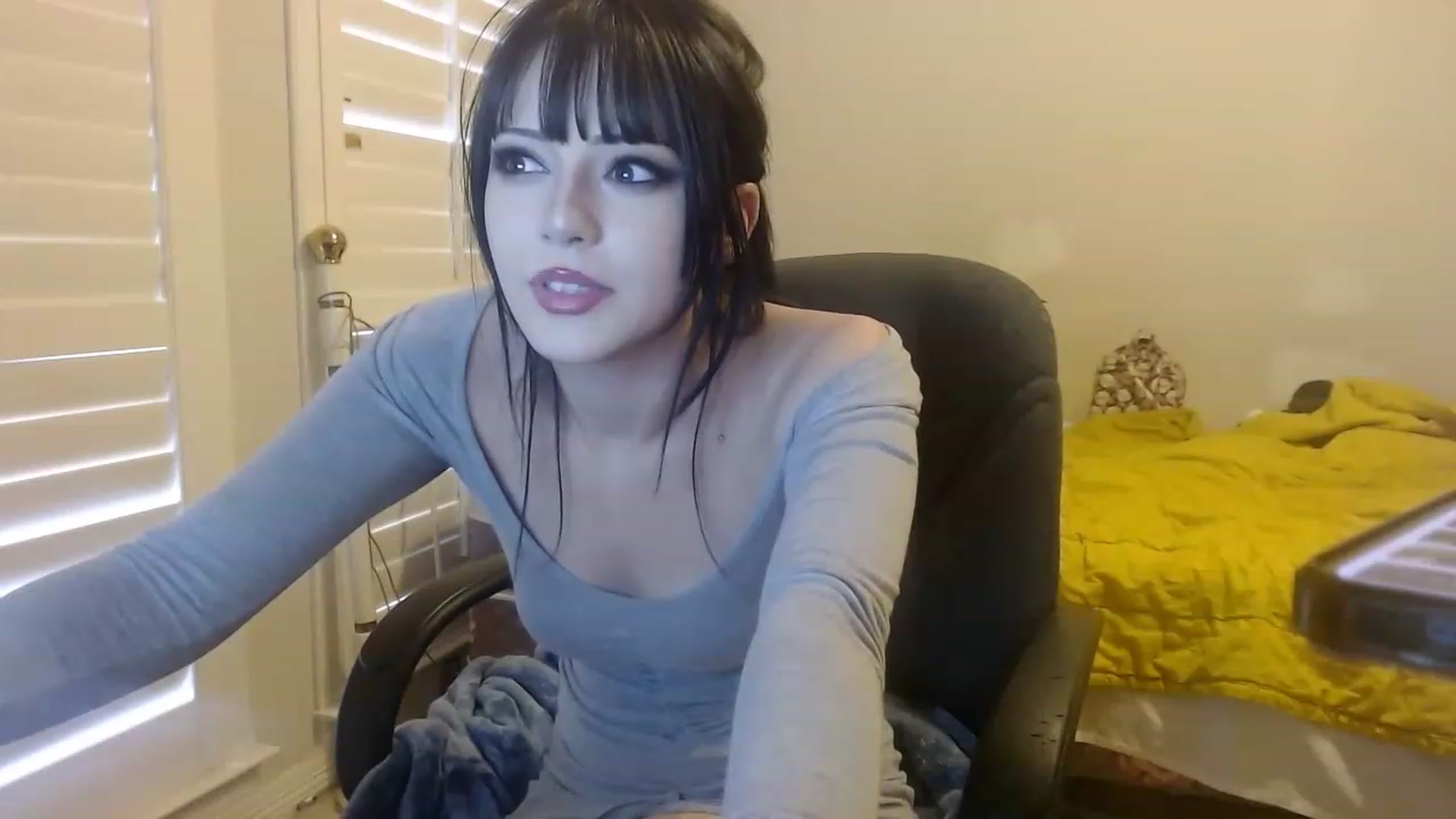 Gallery image thumbnail from Royalfwush's myfreecams stream on, 11/15/2022, 17:07 image 9 of 20