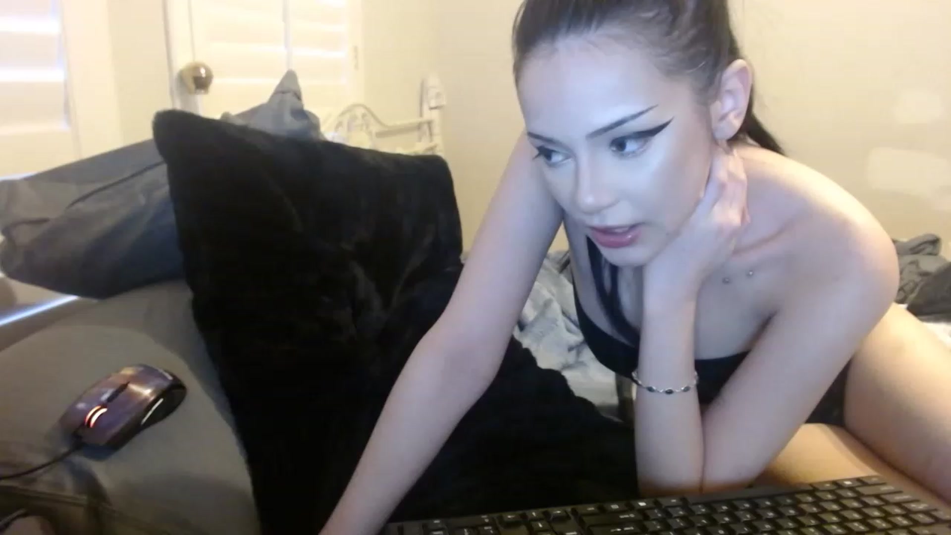 Gallery image thumbnail from Royalfwush's myfreecams stream on, 04/30/2023, 12:16 image 16 of 20
