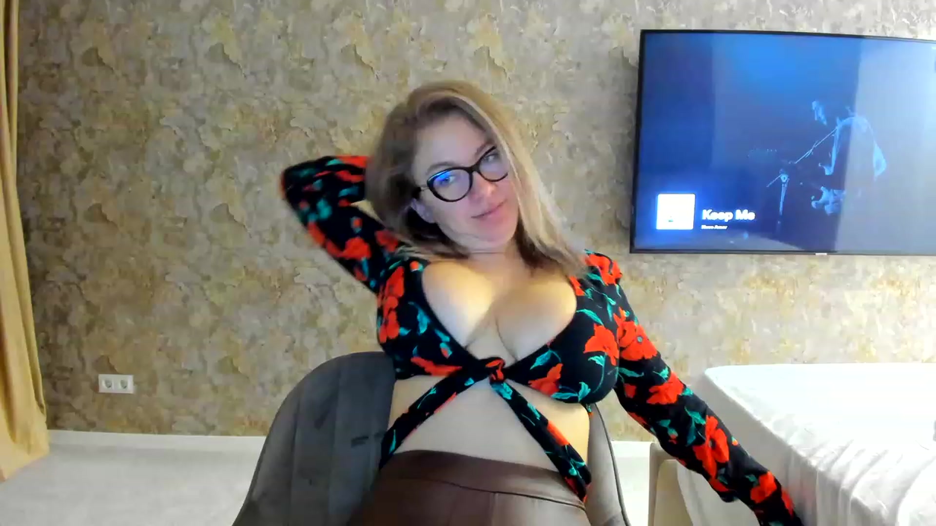 Gallery image thumbnail from RussiaDoll's myfreecams stream on, 11/14/2022, 23:27 image 14 of 20