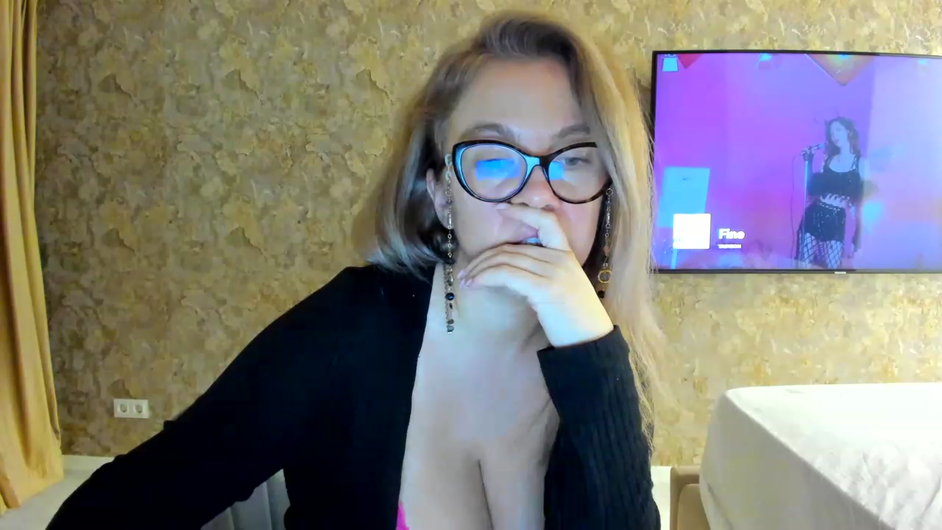 Gallery image thumbnail from RussiaDoll's myfreecams stream on, 11/16/2022, 08:18 image 12 of 20