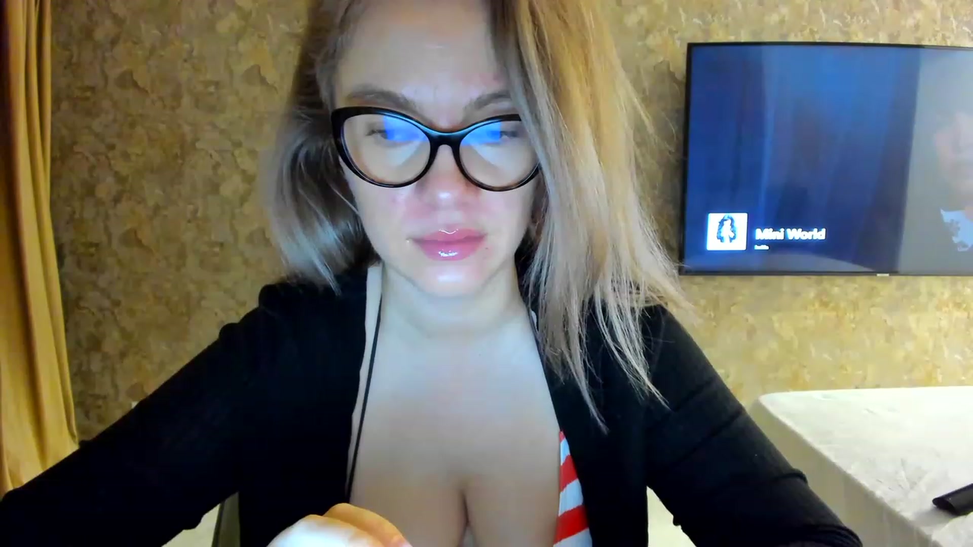 Gallery image thumbnail from RussiaDoll's myfreecams stream on, 11/17/2022, 02:29 image 6 of 20