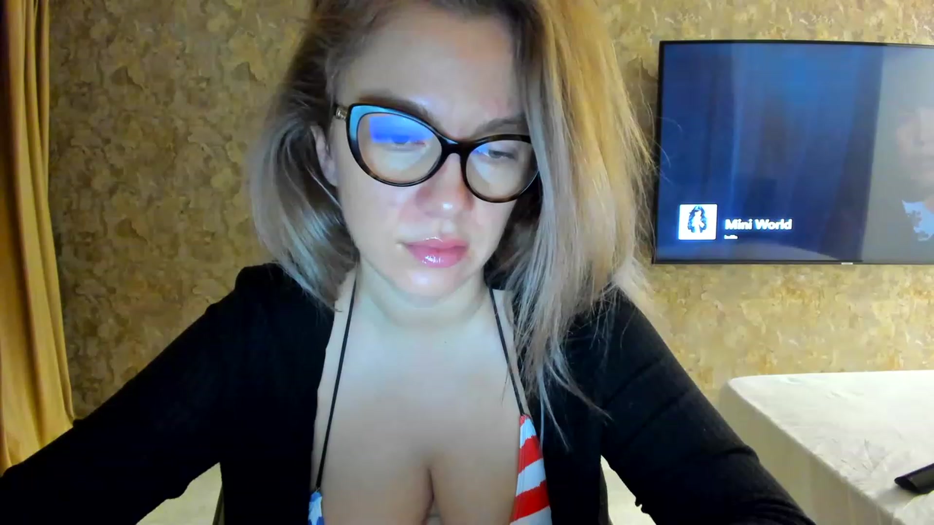 Gallery image thumbnail from RussiaDoll's myfreecams stream on, 11/17/2022, 02:29 image 5 of 20