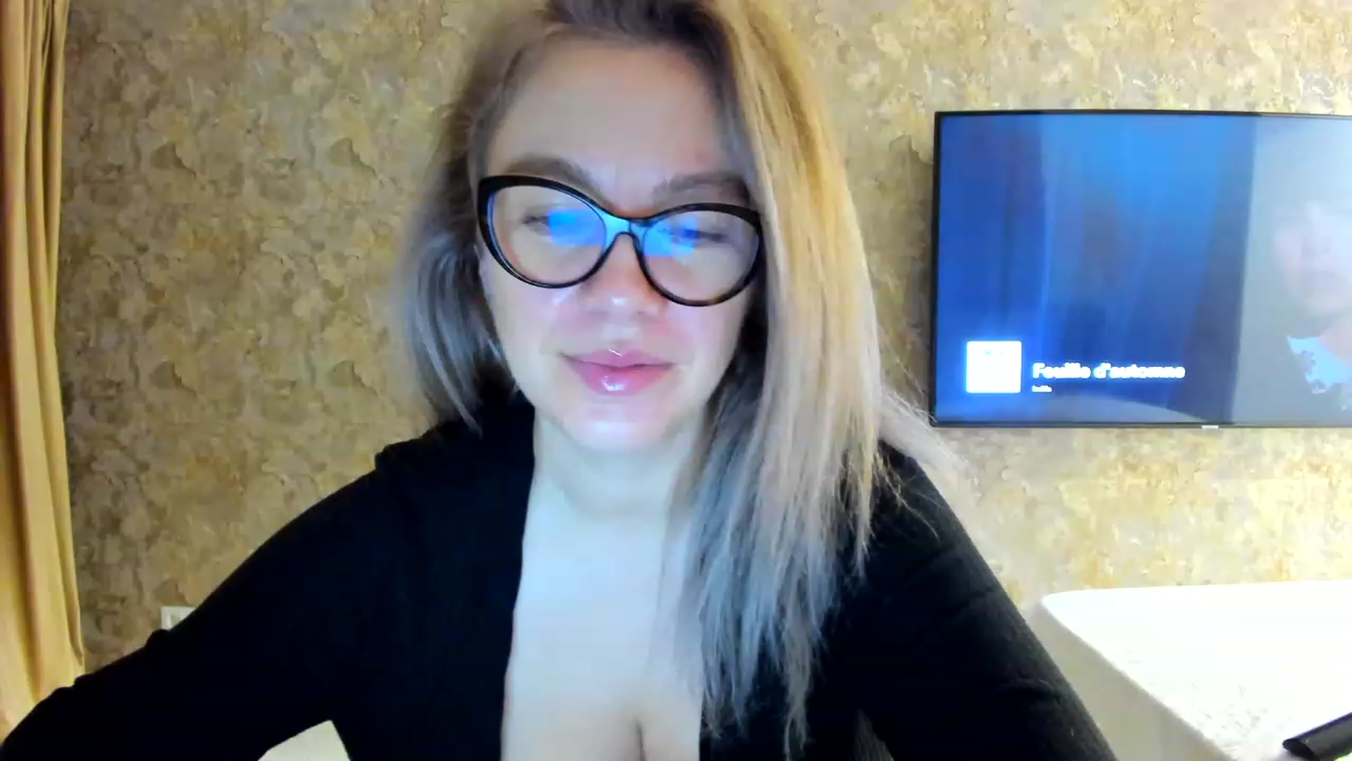 Gallery image thumbnail from RussiaDoll's myfreecams stream on, 11/17/2022, 02:37 image 3 of 20