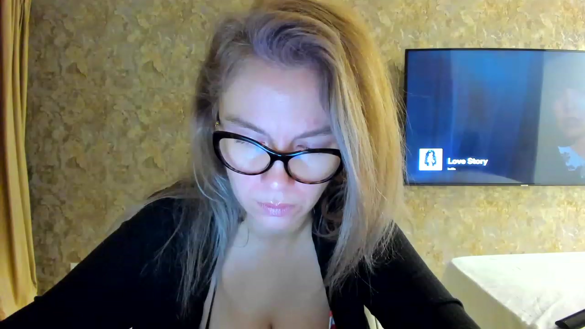 Gallery image thumbnail from RussiaDoll's myfreecams stream on, 11/17/2022, 02:37 image 12 of 20