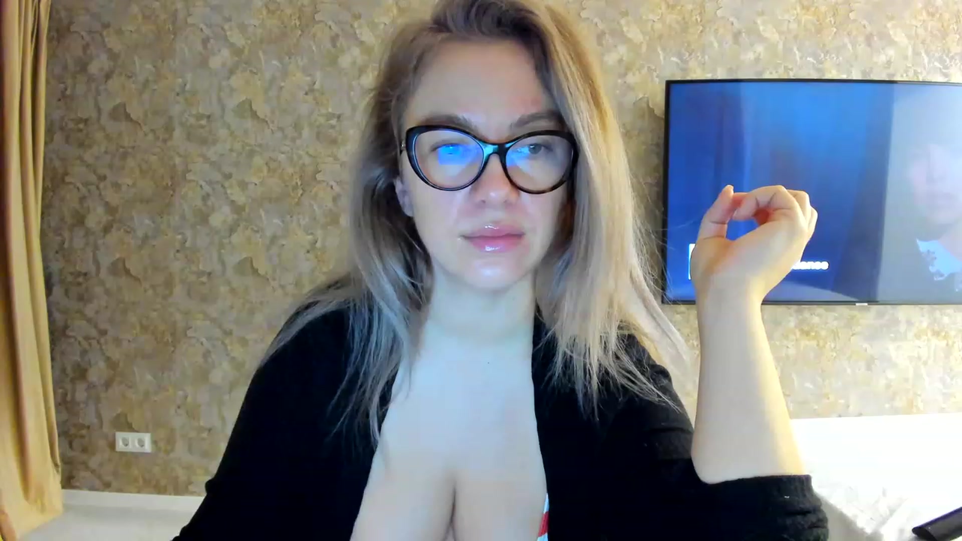 Gallery image thumbnail from RussiaDoll's myfreecams stream on, 11/17/2022, 02:37 image 9 of 20