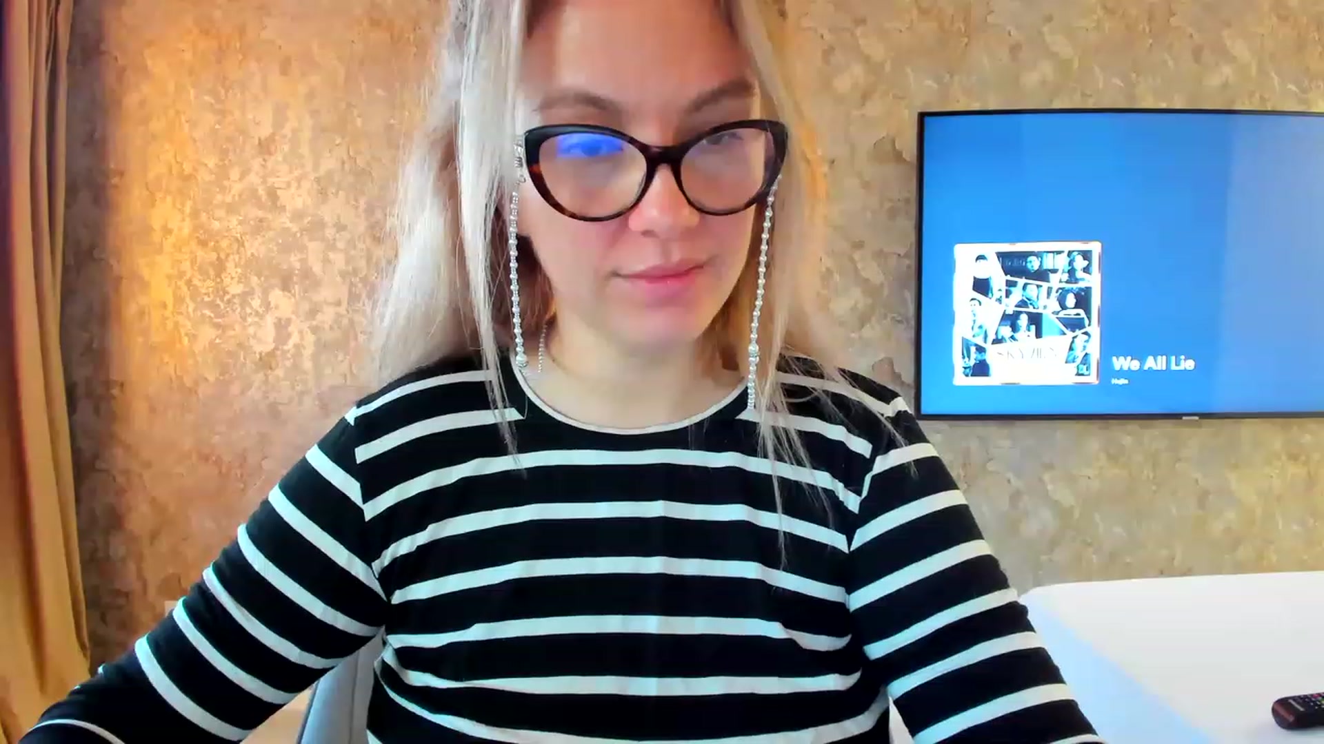 Gallery image thumbnail from RussiaDoll's myfreecams stream on, 11/19/2022, 06:12 image 17 of 20