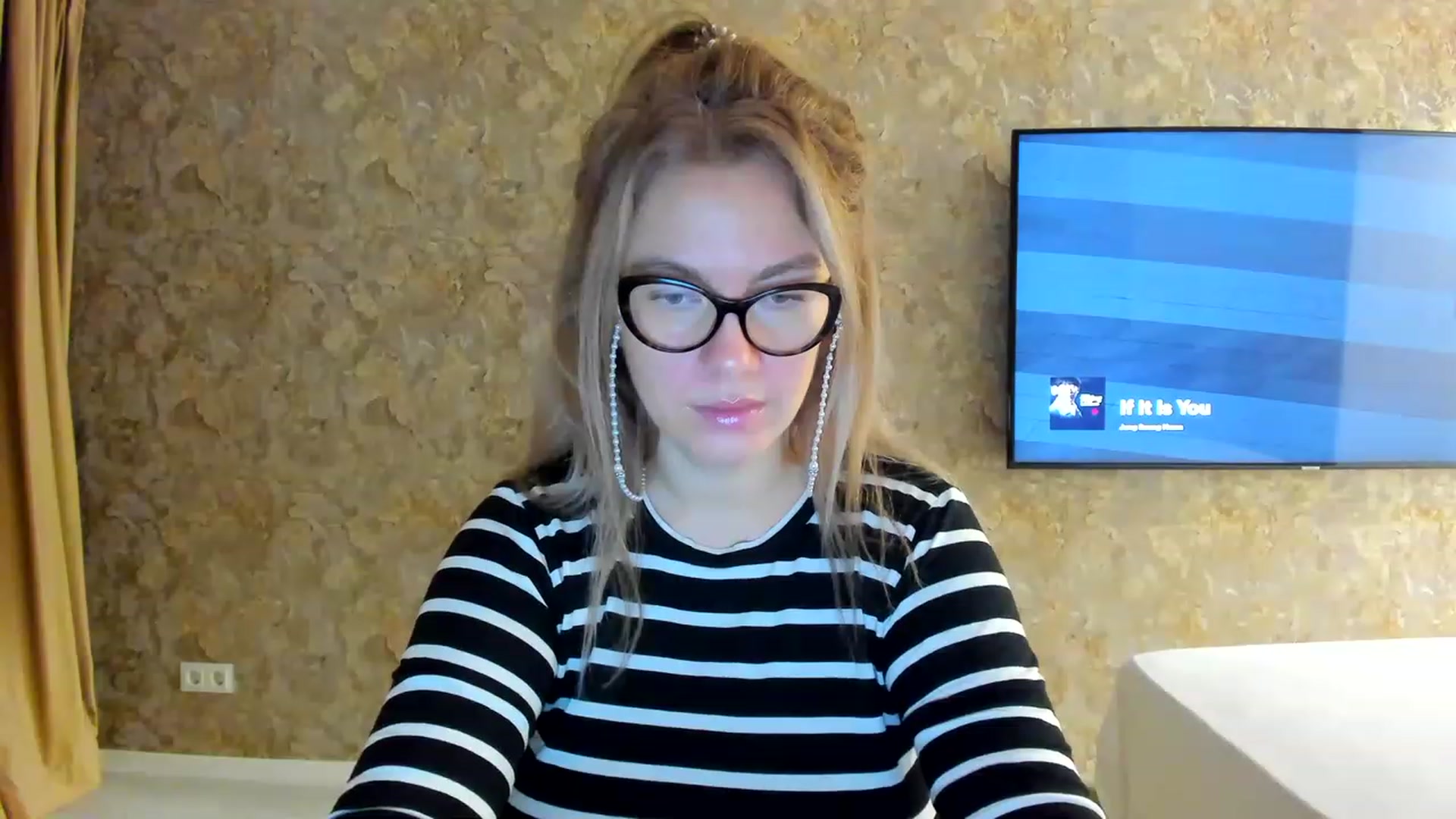 Gallery image thumbnail from RussiaDoll's myfreecams stream on, 11/19/2022, 06:12 image 10 of 20