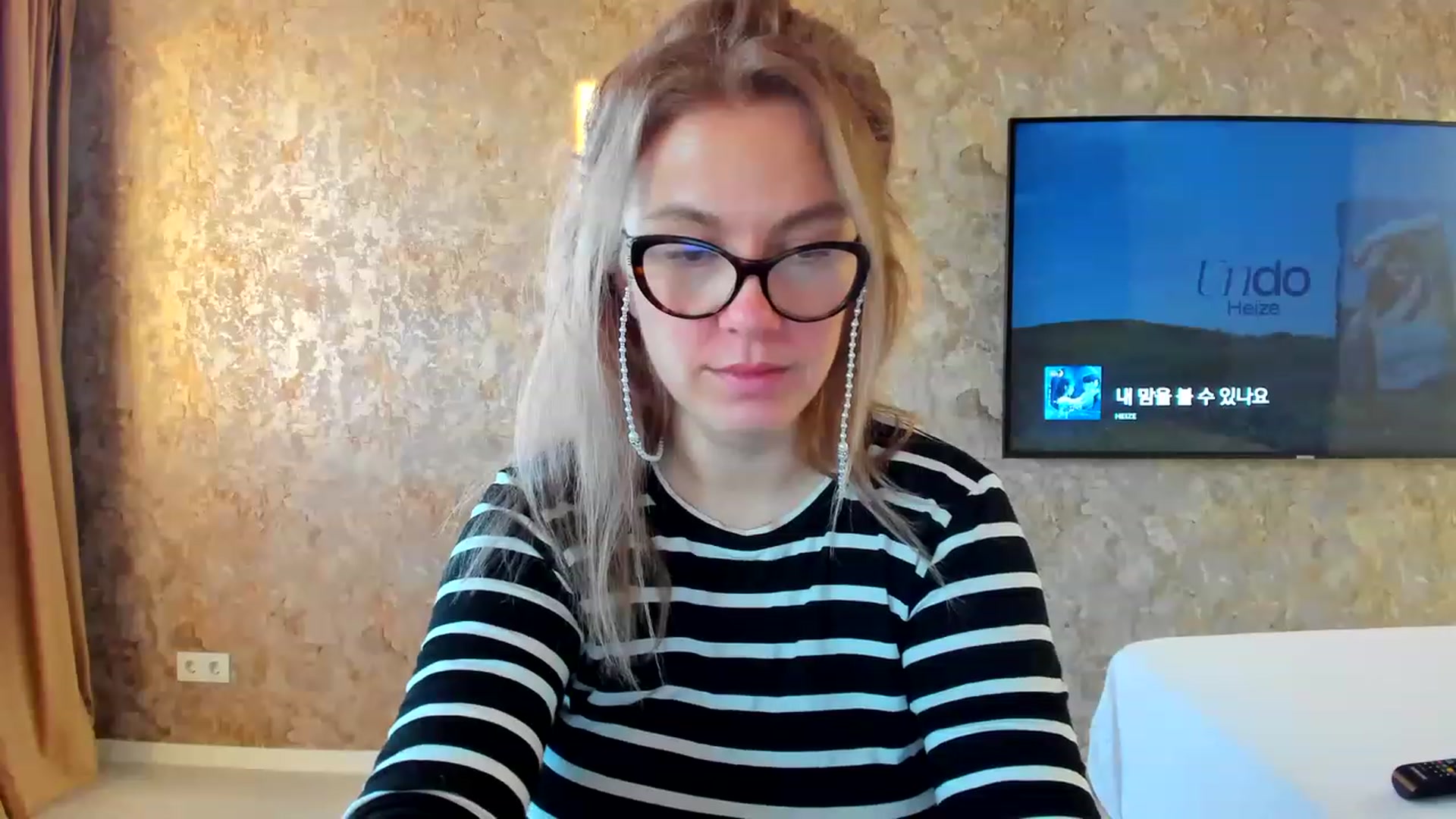 Gallery image thumbnail from RussiaDoll's myfreecams stream on, 11/19/2022, 06:12 image 18 of 20