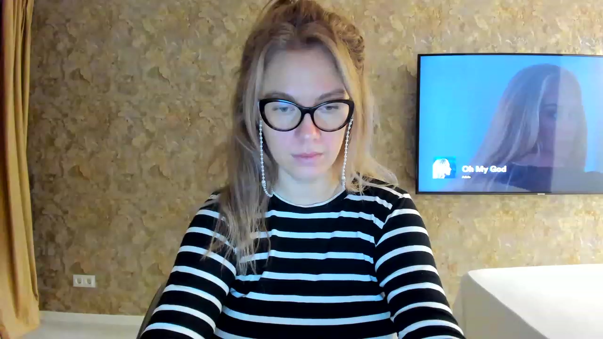 Gallery image thumbnail from RussiaDoll's myfreecams stream on, 11/19/2022, 06:12 image 3 of 20