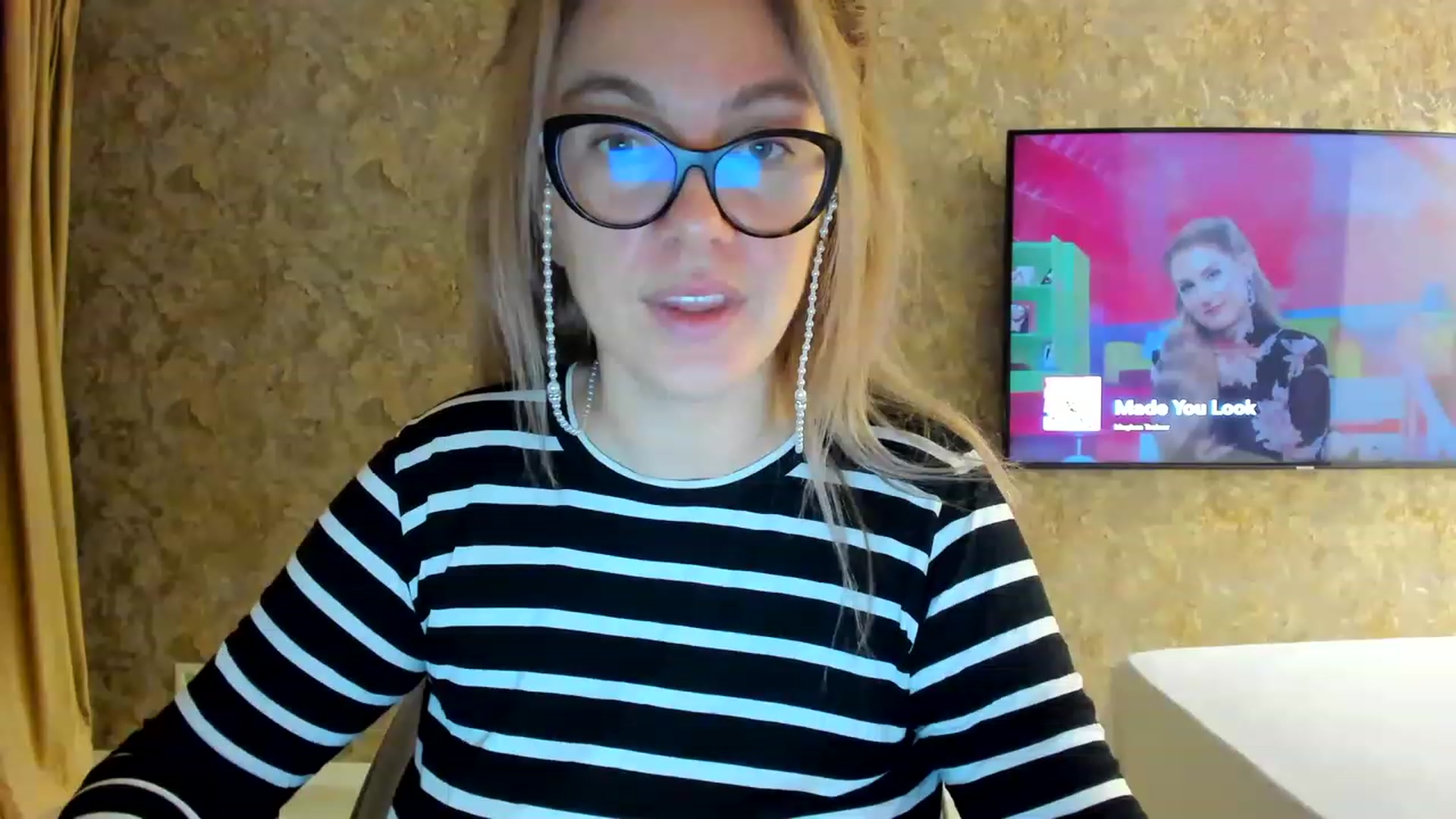 Gallery image thumbnail from RussiaDoll's myfreecams stream on, 11/19/2022, 06:12 image 2 of 20