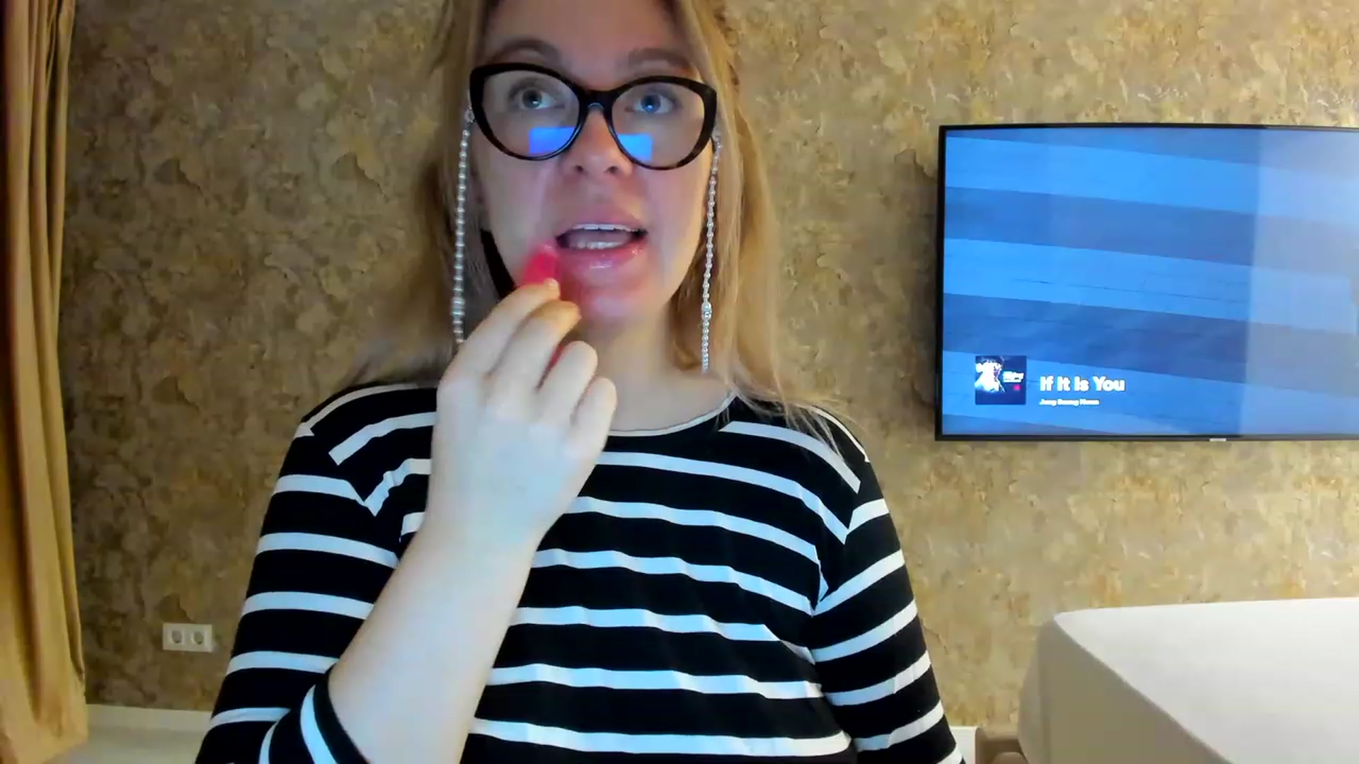 Gallery image thumbnail from RussiaDoll's myfreecams stream on, 11/19/2022, 06:12 image 7 of 20