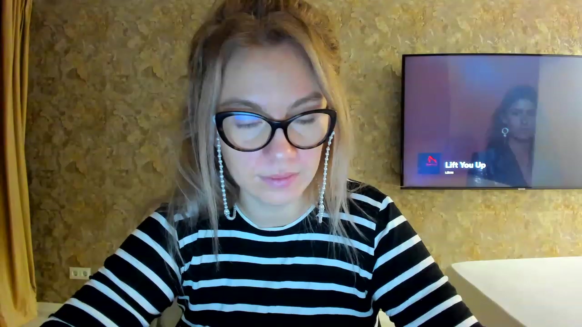 Gallery image thumbnail from RussiaDoll's myfreecams stream on, 11/19/2022, 06:12 image 6 of 20