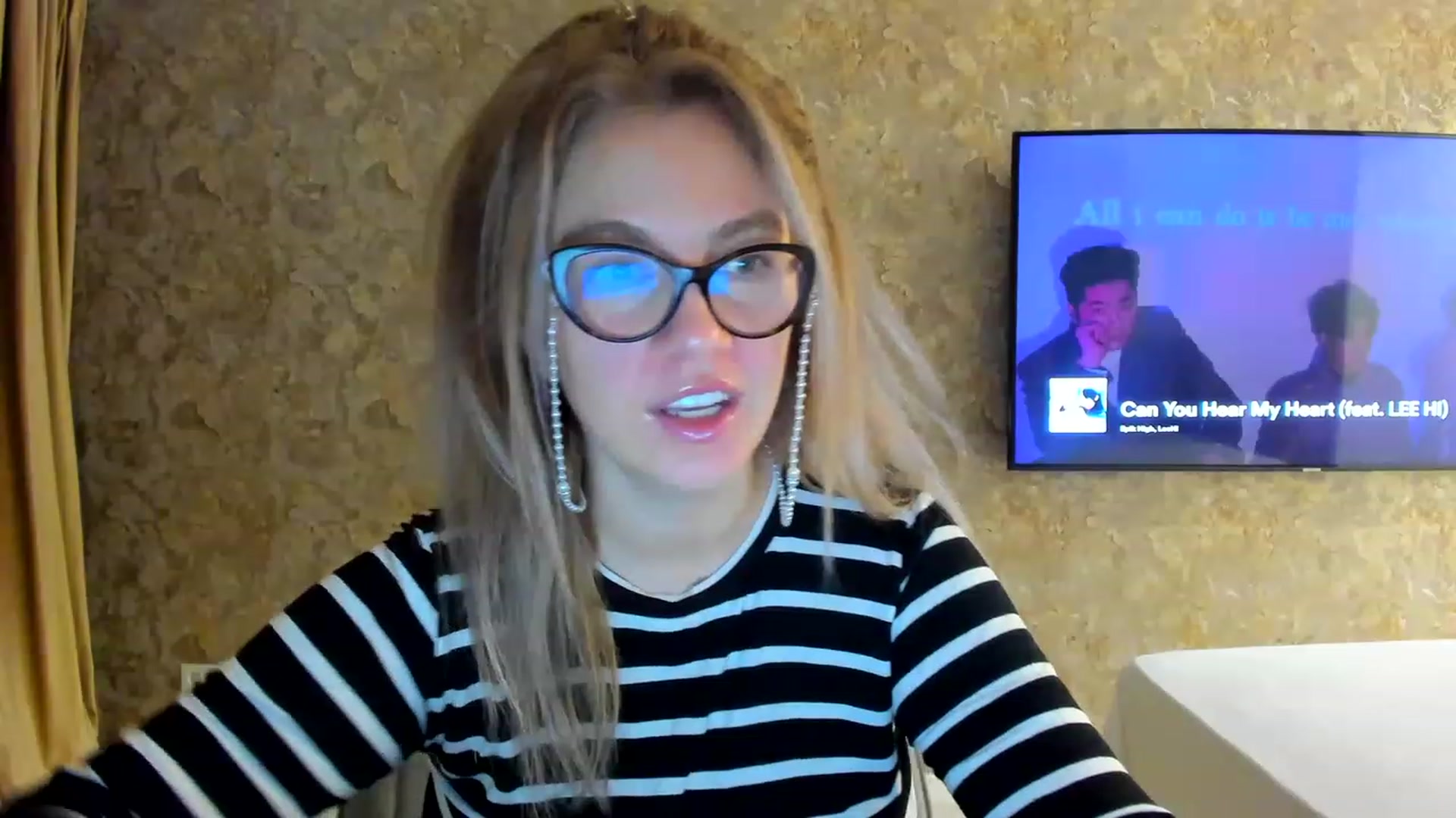 Gallery image thumbnail from RussiaDoll's myfreecams stream on, 11/19/2022, 06:12 image 9 of 20
