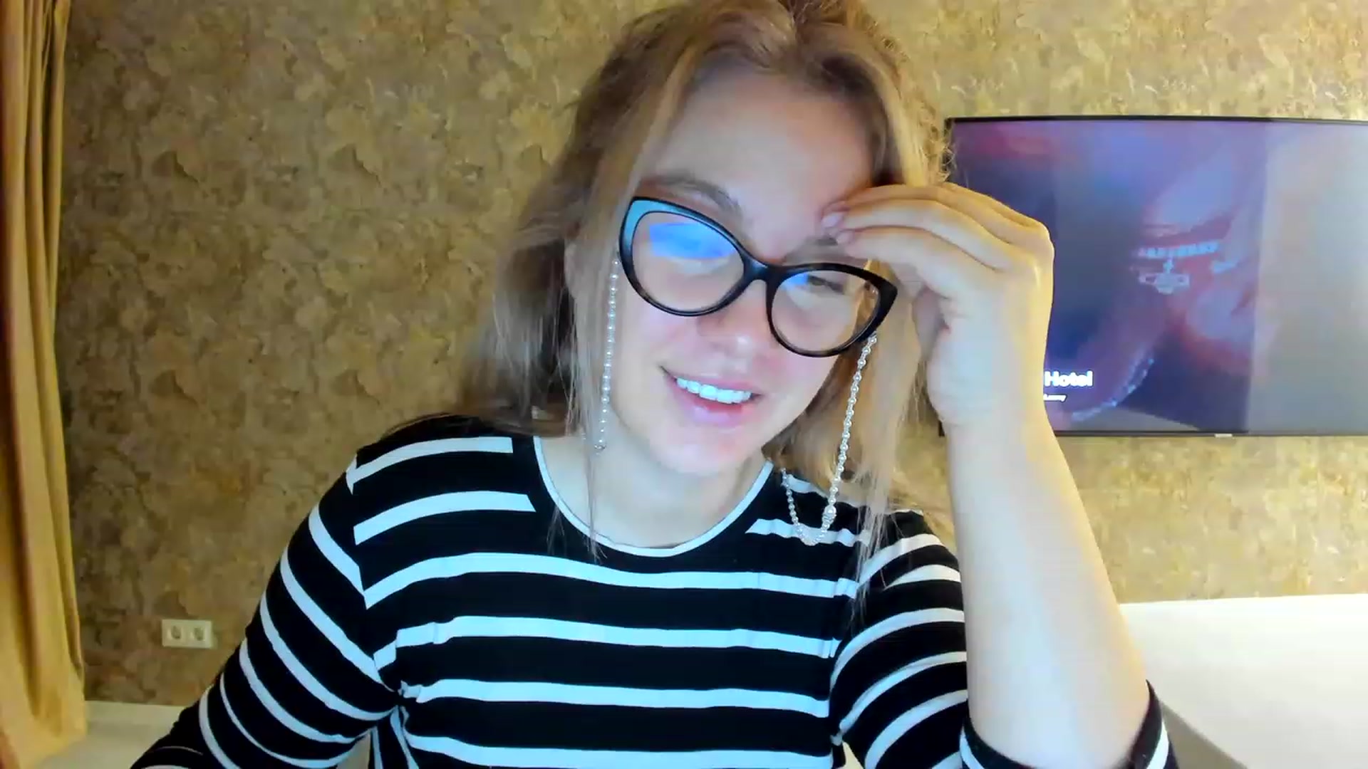 Gallery image thumbnail from RussiaDoll's myfreecams stream on, 11/19/2022, 06:12 image 1 of 20