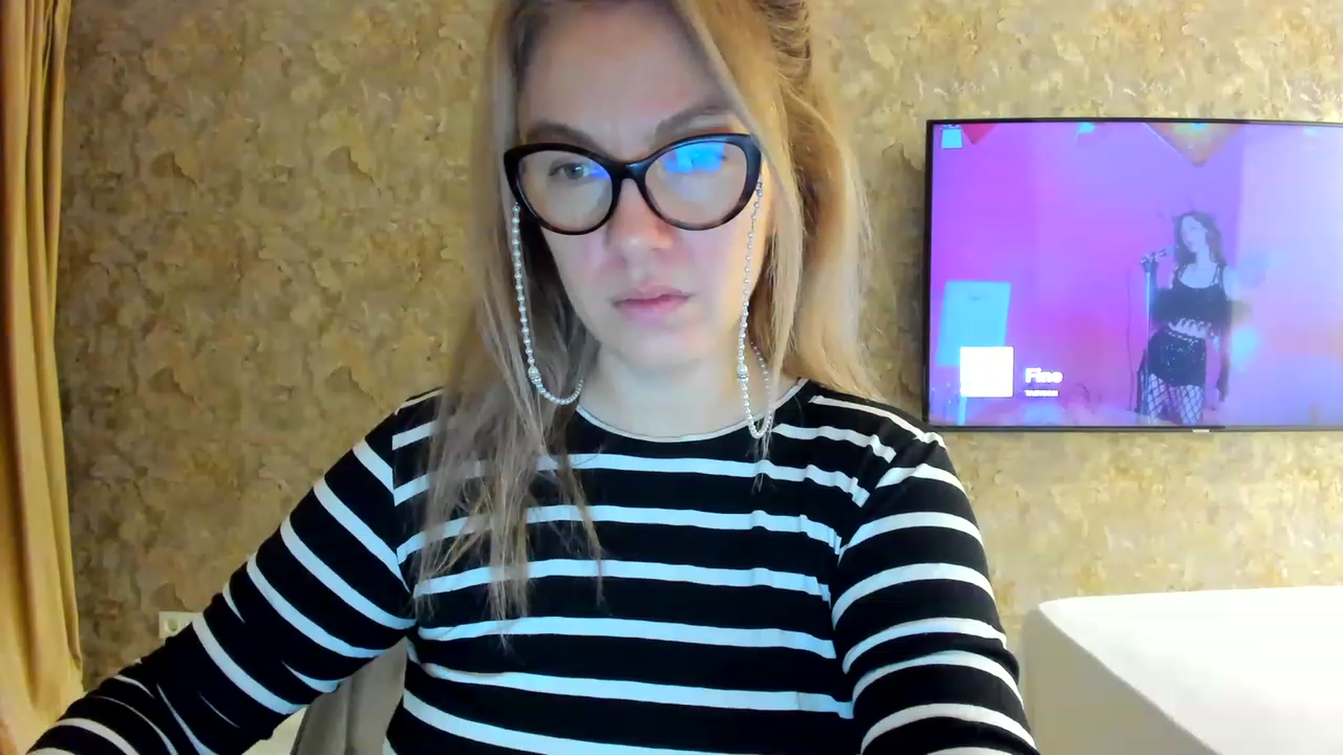Gallery image thumbnail from RussiaDoll's myfreecams stream on, 11/19/2022, 06:12 image 5 of 20