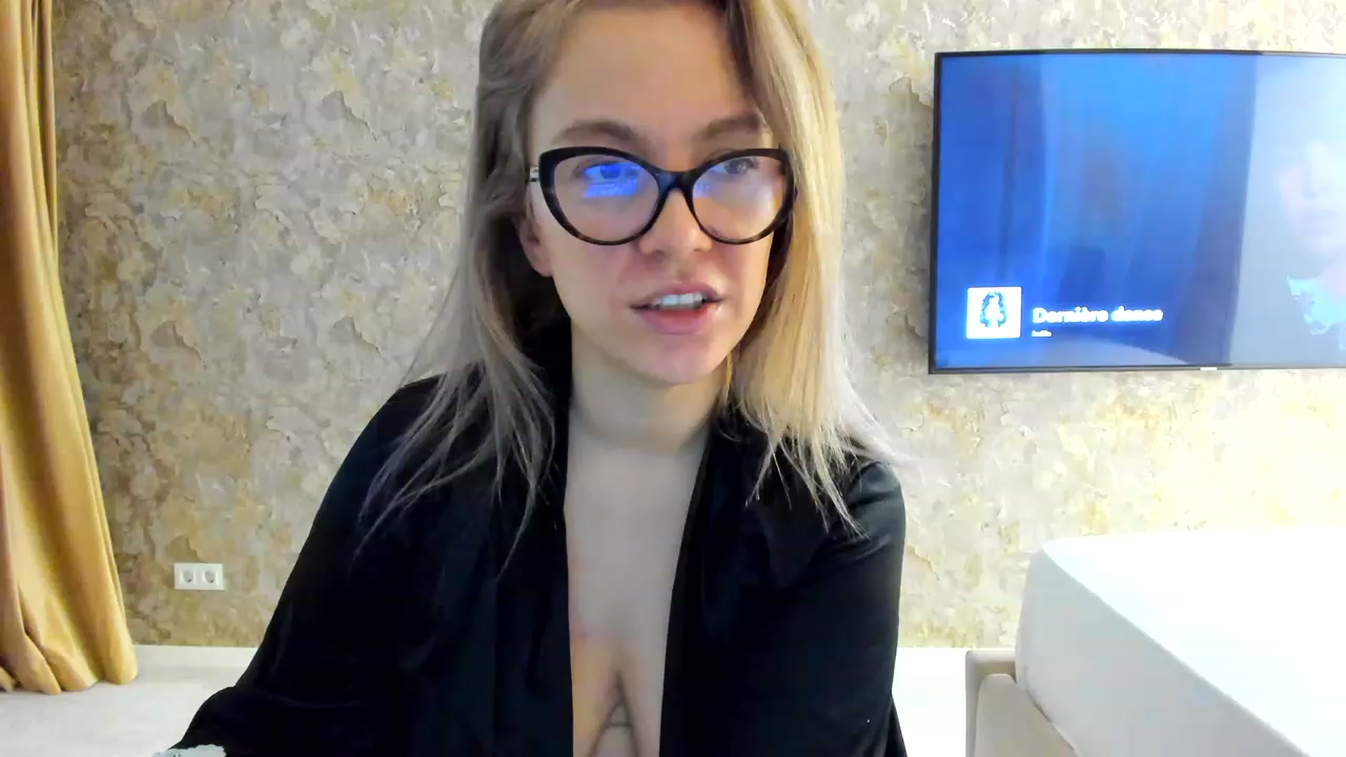 Gallery image thumbnail from RussiaDoll's myfreecams stream on, 11/20/2022, 05:49 image 19 of 20
