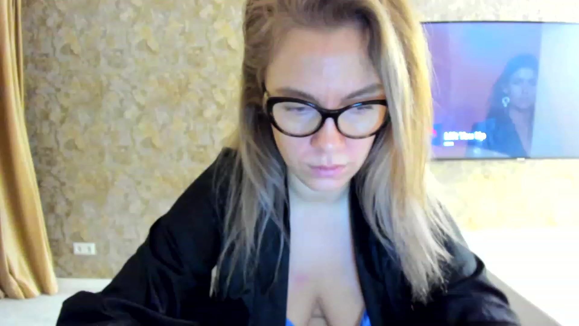 Gallery image thumbnail from RussiaDoll's myfreecams stream on, 11/20/2022, 05:49 image 13 of 20