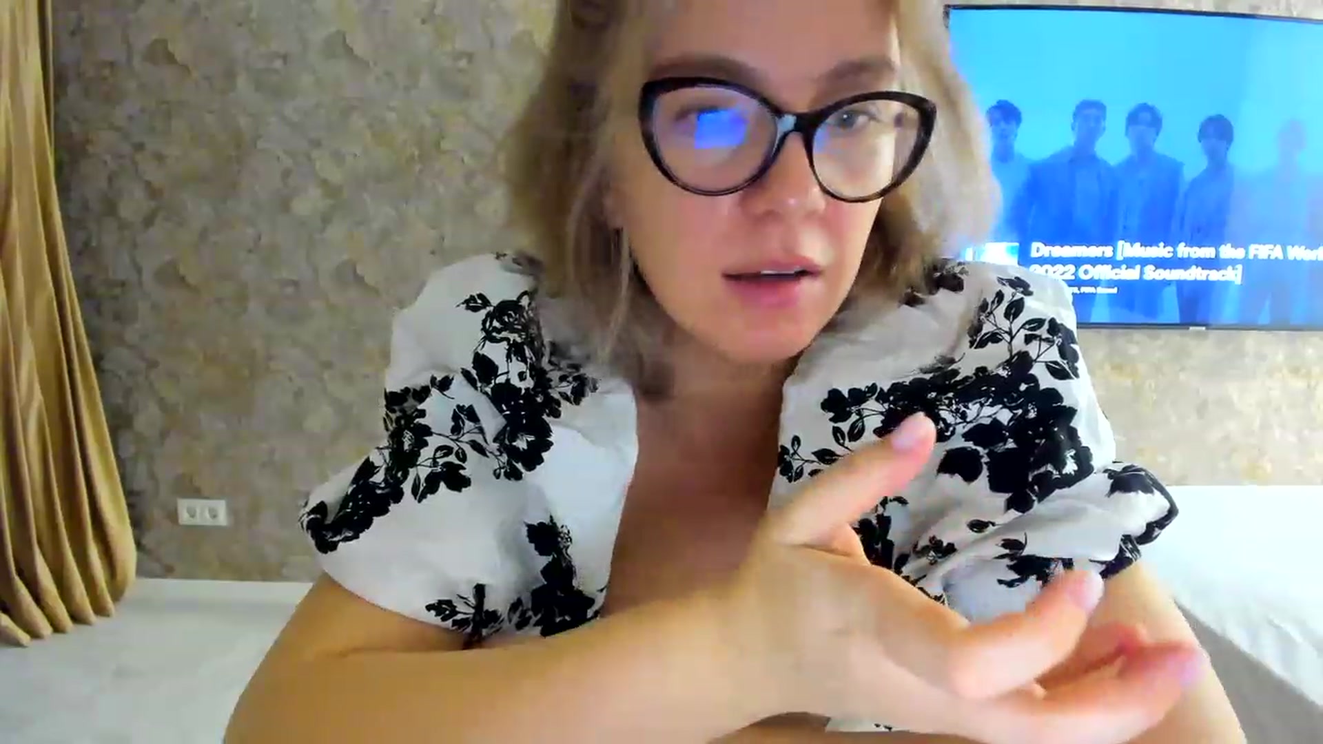 Gallery image thumbnail from RussiaDoll's myfreecams stream on, 11/23/2022, 24:15 image 18 of 20