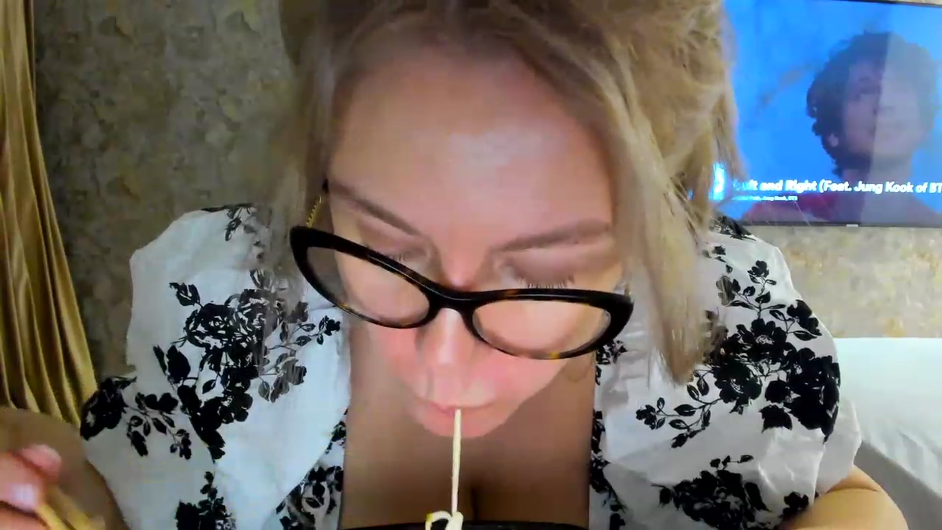 Gallery image thumbnail from RussiaDoll's myfreecams stream on, 11/23/2022, 24:15 image 12 of 20