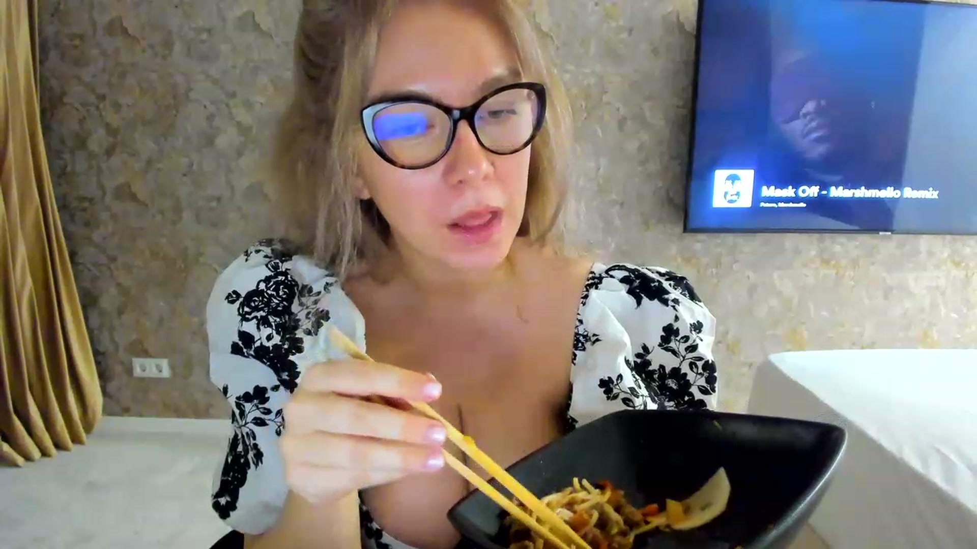 Gallery image thumbnail from RussiaDoll's myfreecams stream on, 11/23/2022, 24:15 image 13 of 20