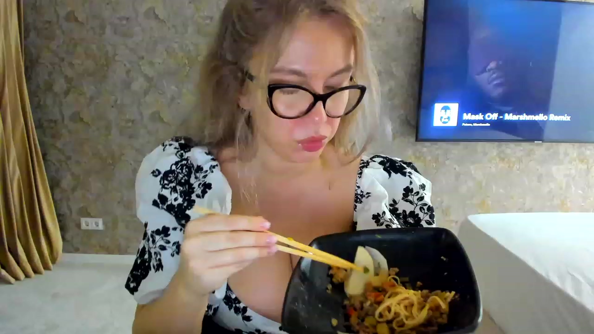 Gallery image thumbnail from RussiaDoll's myfreecams stream on, 12/01/2022, 08:07 image 1 of 20