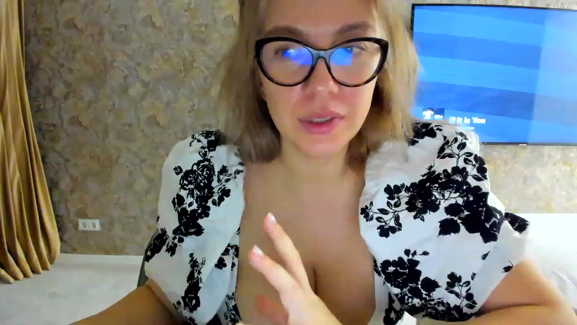 Gallery image thumbnail from RussiaDoll's myfreecams stream on, 11/23/2022, 01:03 image 5 of 20