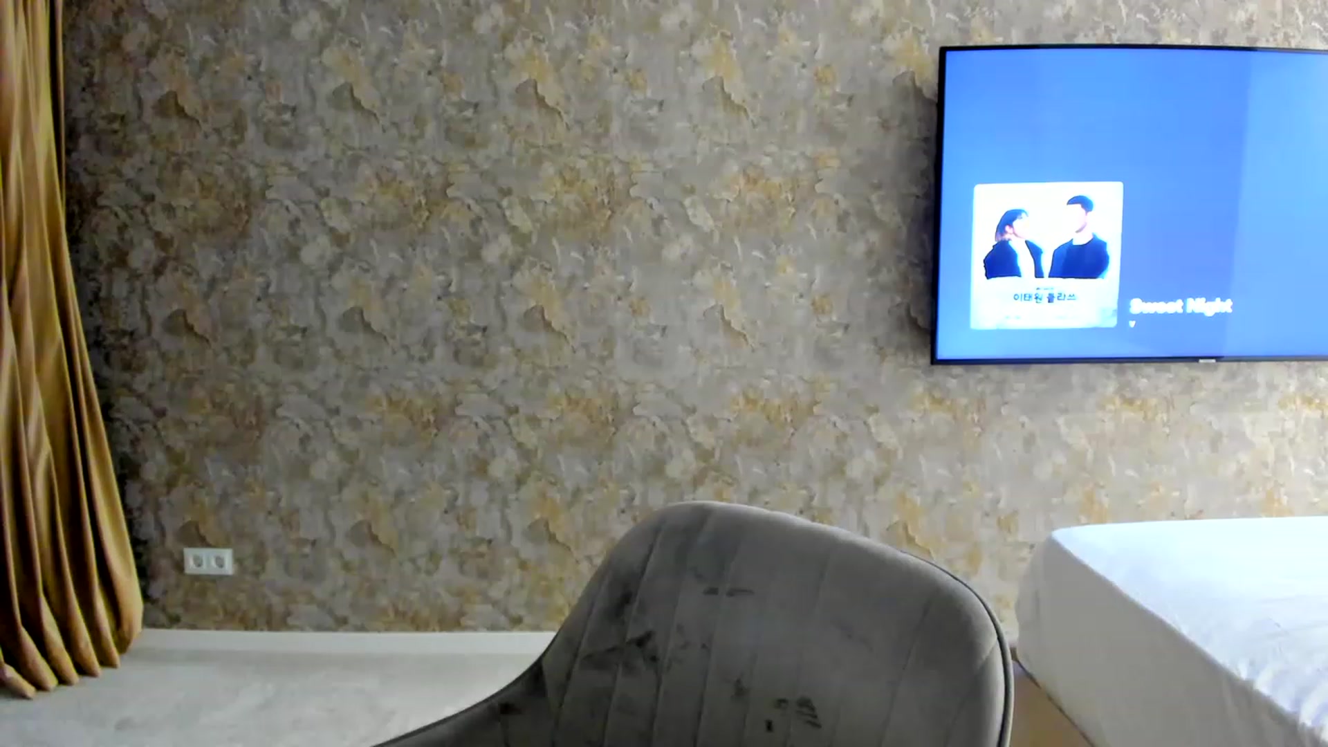 Gallery image thumbnail from RussiaDoll's myfreecams stream on, 11/23/2022, 23:17 image 12 of 20
