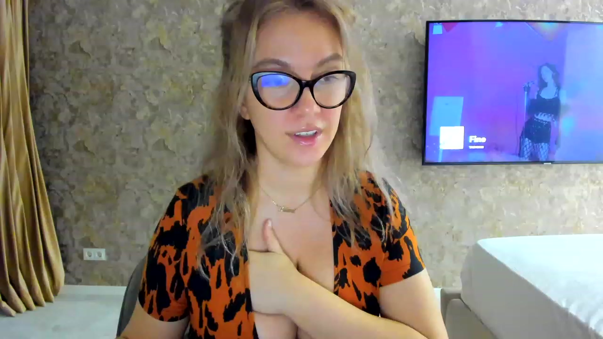 Gallery image thumbnail from RussiaDoll's myfreecams stream on, 11/23/2022, 23:17 image 20 of 20